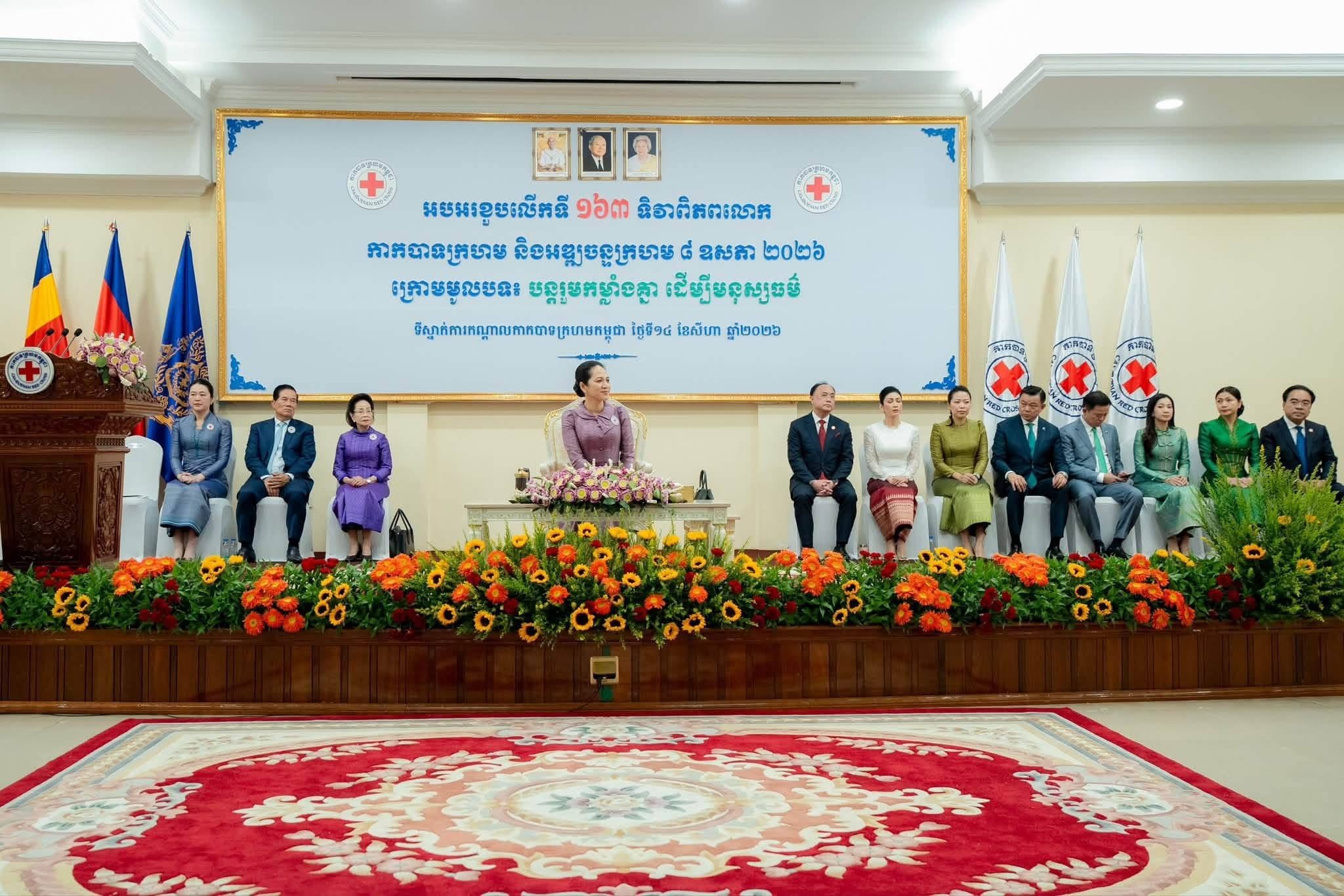 លោកជំទាវ​បណ្ឌិត​ អ៊ុក​ ម៉ាលី​ អញ្ជេីញចូលរួមពិធីជួបសំណេះសំណាល និងប្រគល់-ទទួលថវិកាពីថ្នាក់ដឹកនាំ និងសមាជិក-សមាជិកាសភាពាណិជ្ជកម្មកម្ពុជា ជូនកាកបាទក្រហមកម្ពុជា​