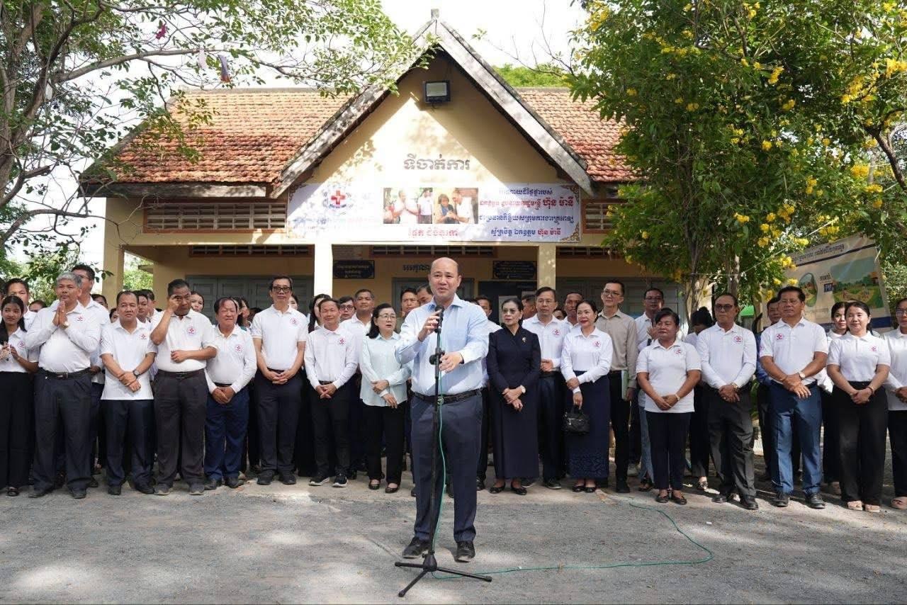ឯកឧត្តមបណ្ឌិត​ ម៉ុង​ ឫទ្ធី​ អញ្ជេីញចូលរួមក្នុងពិធីផ្សព្វផ្សាយអប់រំសុខភាព វគ្គសង្គ្រោះបឋម និងពិនិត្យព្យាបាលជំងឺដោយឥតគិតថ្លៃ នៅសាលាបឋមសិក្សាអង្គខ្មៅ