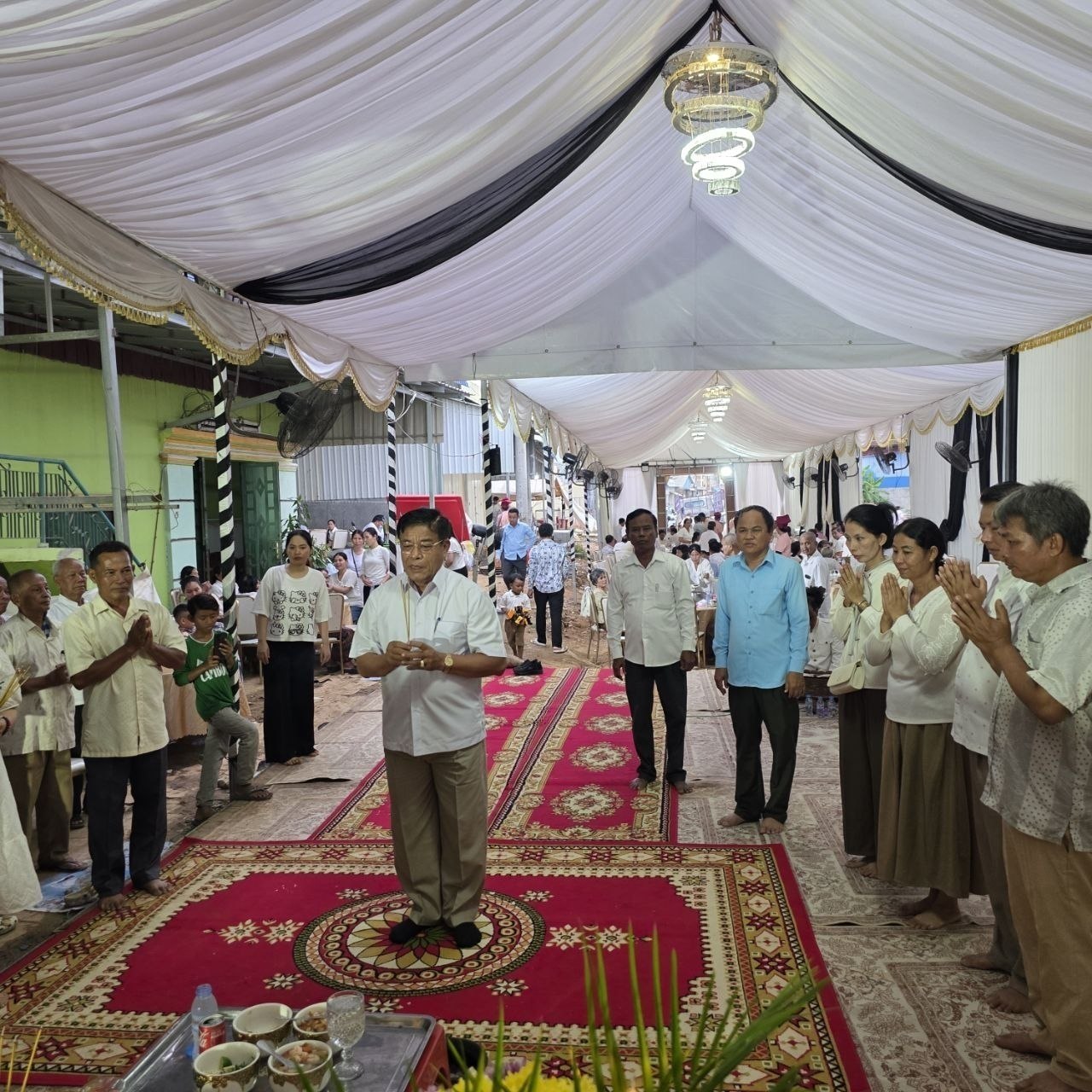 ឯកឧត្តម អ៊ុន វណ្ណា អញ្ជើញគោរពវិញ្ញាណក្ខន្ធសព លោក ញ៉េប លី នៅភូមិផ្សារបត់រកា ឃុំសំរោង ស្រុកសំរោង ខេត្តតាកែវ