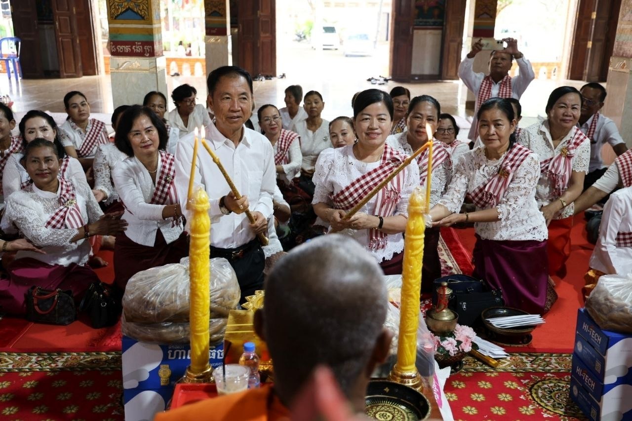 លោកជំទាវ ឃួន ឃុនឌី អញ្ជើញប្រារព្ធពិធីបុណ្យប្រគេនទៀនព្រះវស្សាចំនួន៥វត្ត ​ក្នុងក្រុងស្ទឹងសែន ខេត្តកំពង់ធំ