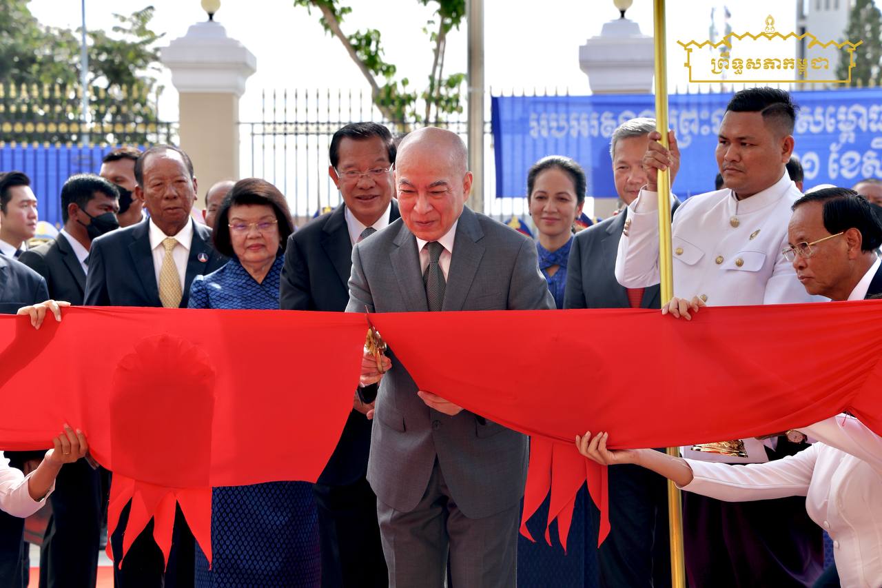 វិមានសាមគ្គីភាពនៃព្រឹទ្ធសភា ត្រូវបានរៀបចំព្រះរាជពិធីសម្ពោធ ក្រោមព្រះរាជាធិបតីភាពដ៏ខ្ពង់ខ្ពស់បំផុតរបស់ ព្រះមហាក្សត្រនៃព្រះរាជាណាចក្រកម្ពុជា