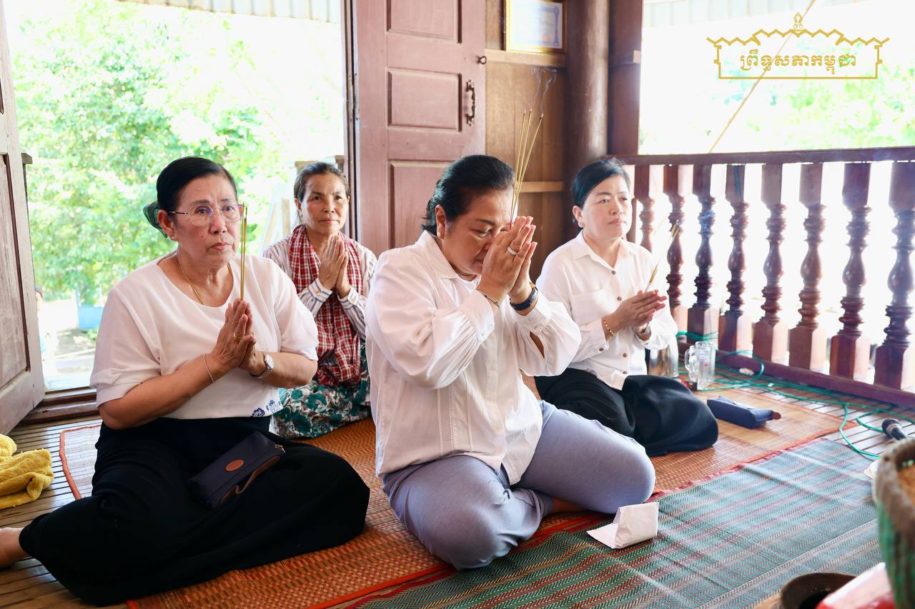 គណៈប្រតិភូក្រុមសមាជិកាព្រឹទ្ធសភា អញ្ជើញគោរពវិញ្ញាណក្ខន្ធសពលោកមេឃុំអំពិលក្រៅ