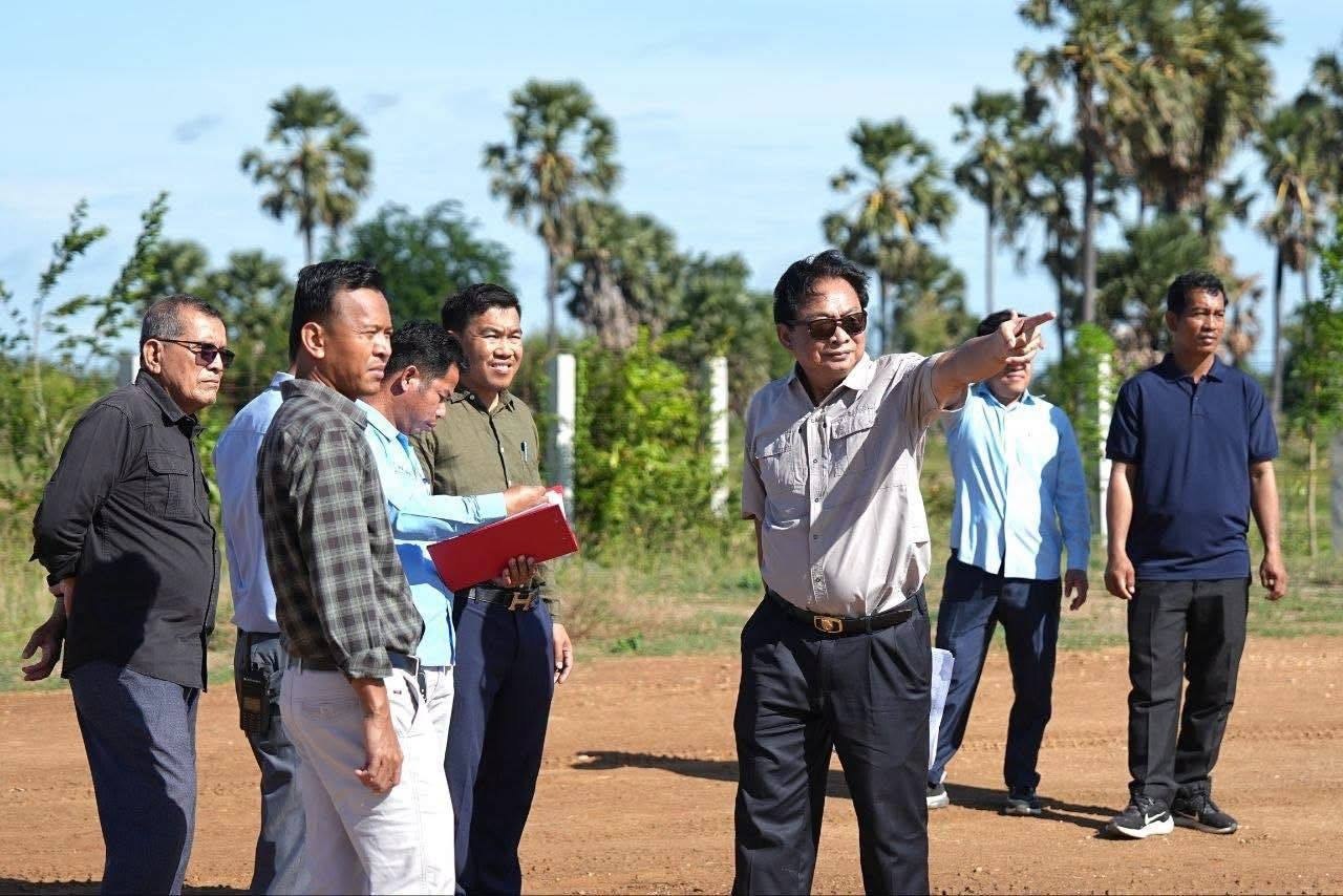 ឯកឧត្តមបណ្ឌិត​ ម៉ុង​ ឫទ្ធី​ អញ្ជេីញចុះពិនិត្យ​ដំណេីរ​ការសាកល្បង​រោងចក្រ​ផលិត​ជីធម្មជាតិ​ ការងារសាងសង់រោងចក្រ​ជីទឹក​ធម្មជាតិ​ ក្រោលកសិដ្ឋាន​ចិញ្ចឹម​គោ​ និង​សួនទឹកកុមា​រ