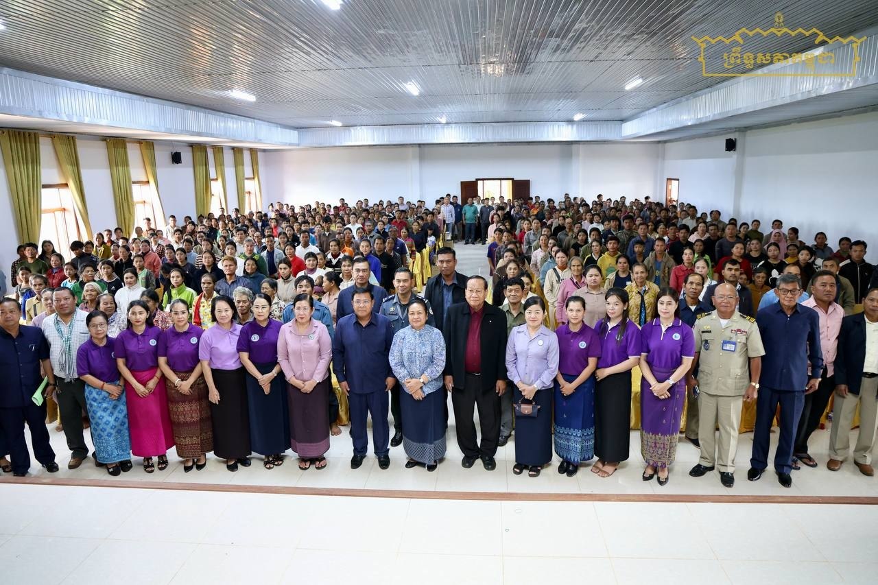 ប្រជាពលរដ្ឋចំនួន៤០០គ្រួសារនៅស្រុកអូររាំង ទទួលបានចង្ក្រានសន្សំសំចៃថាមពលពីក្រុមសមាជិកាព្រឹទ្ធសភា