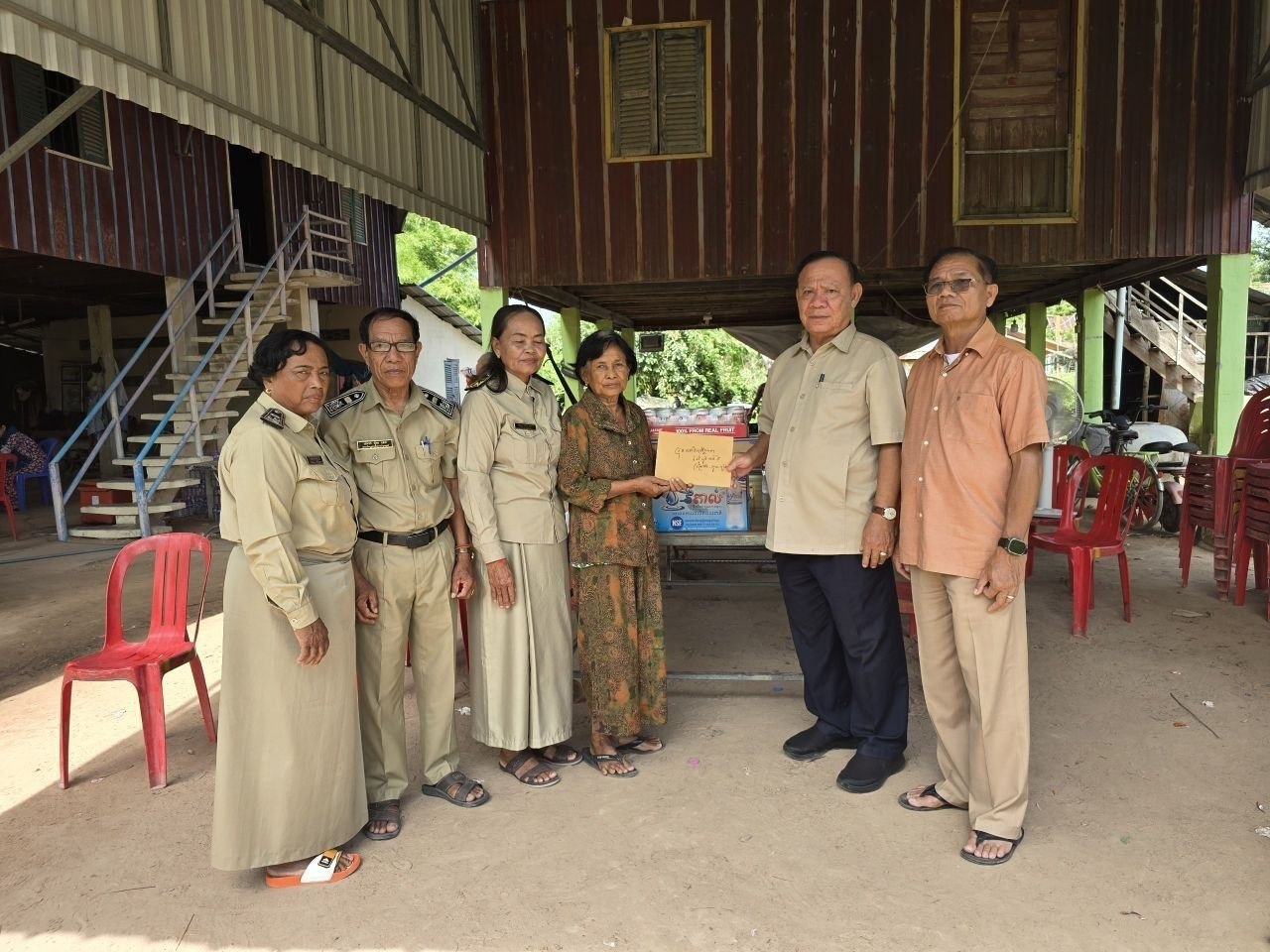 ឯកឧត្តមបណ្ឌិត គឹម ធា អញ្ជើញនាំយកថវិការបស់ក្រុមសមាជិកព្រឹទ្ធសភាប្រចាំភូមិភាគទី៦ និងសម្ភារៈមួយចំនួន ទៅប្រគល់ជូនគ្រួសារសពលោក កែវ ឈី