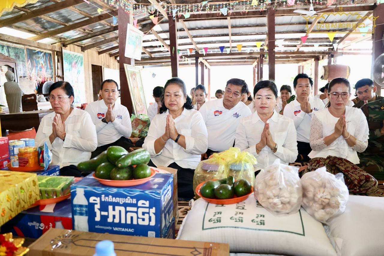 គណៈកម្មការទី៨ និងក្រុមសមាជិកាព្រឹទ្ធសភា ដឹកនាំប្រតិភូប្រគេនទៀនចំណាំព្រះវស្សា ទេយ្យវត្ថុ និងបច្ច័យ នៅវត្តសែនជ័យបារមីប្រាសាទត្រាំព្រាល (ហៅវត្ត៣៩២) នៅស្រុកជាំក្សាន្ត