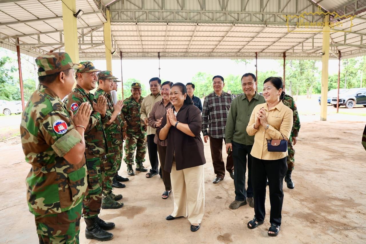 គណៈកម្មការទី៨ព្រឹទ្ធសភា និងក្រុមសមាជិកាព្រឹទ្ធសភា អញ្ជើញនាំយកអំណោយ ប្រគល់ជូនកងពលតូចអន្តរាគមន៍លេខ៩ នៅស្រុកជាំក្សាន្ត