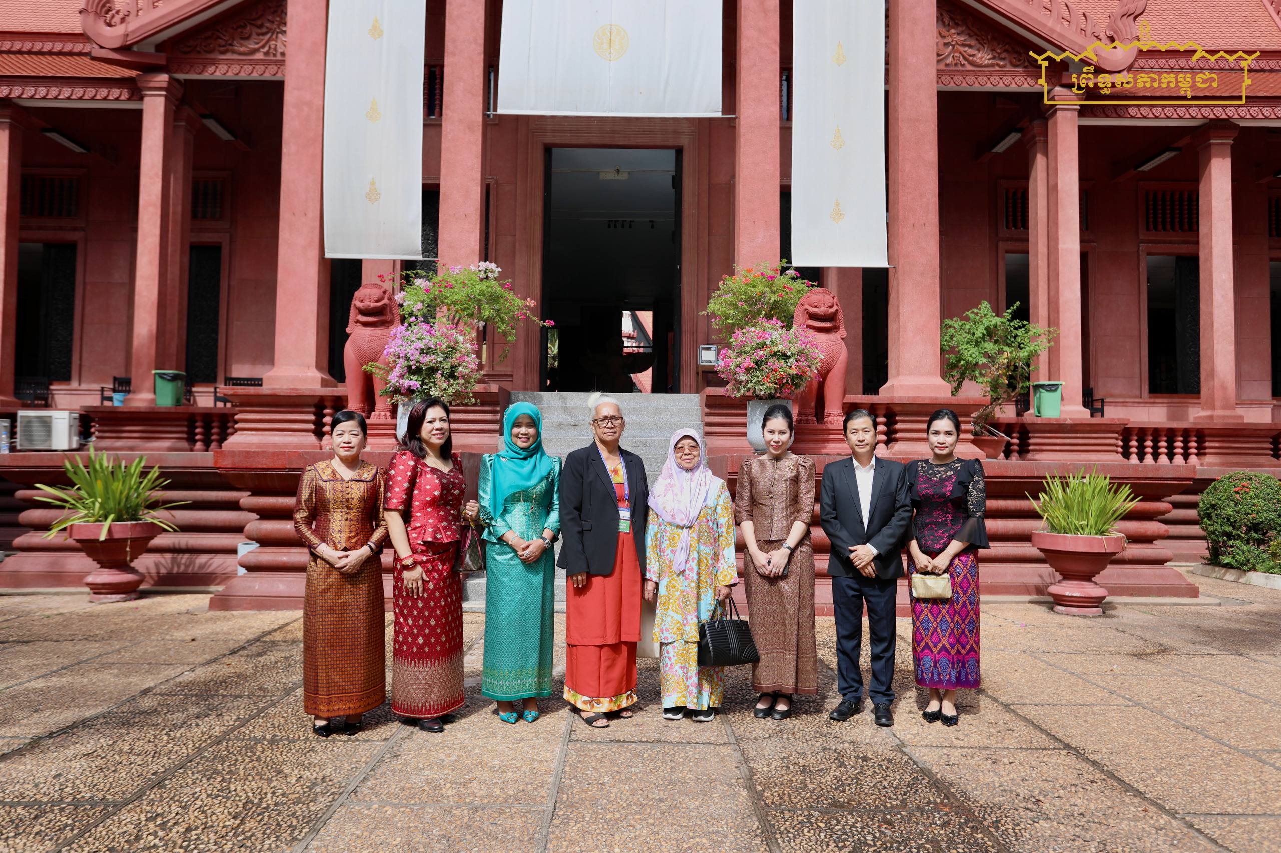លោកជំទាវ ឃួន ឃុនឌី និងលោកជំទាវ ម៉ាណណាវី អញ្ជើញជូនលោកជំទាវភរិយាប្រធានគណៈប្រតិភូ ដែលអញ្ជើញមកចូលរួមសន្និសីទសភា នៃអន្តរសភាលើកទី២ ទស្សនាតំបន់ប្រវត្តិសាស្រ្ត ក្នុងរាជធានីភ្នំពេញ
