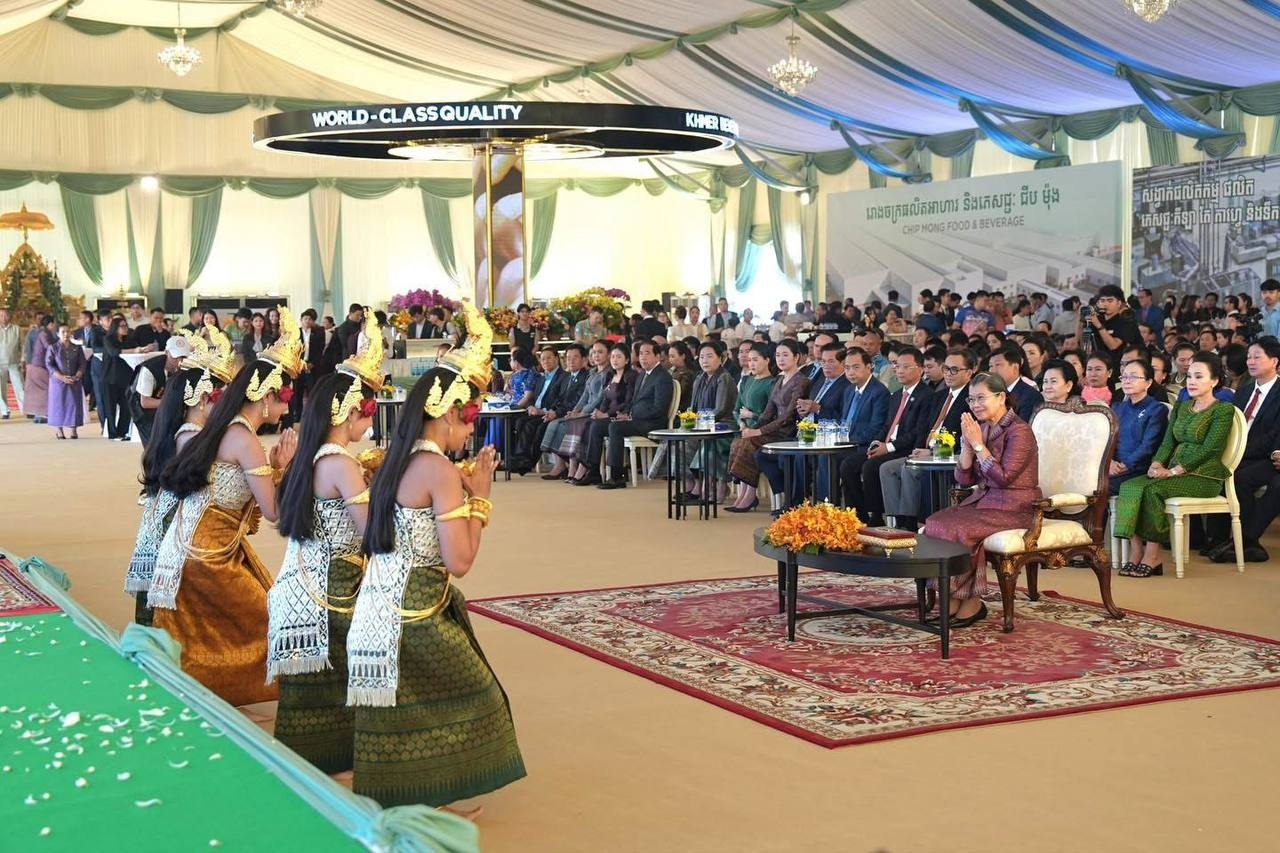 ឯកឧត្តមបណ្ឌិត​ ម៉ុង​ ឫទ្ធី​ និងលោកជំទាវ​ អញ្ជេីញចូលរួម​ក្នុង​ពិធី​ក្រុងពាលី​ បញ្ចុះ​បឋមសិលា​ បេីក​ការដ្ឋាន​សង្កត់​គ្រឹះសាងសង់​រោងចក្រ​របស់​ក្រុមហ៊ុន​ ជីប​ ម៉ុង​