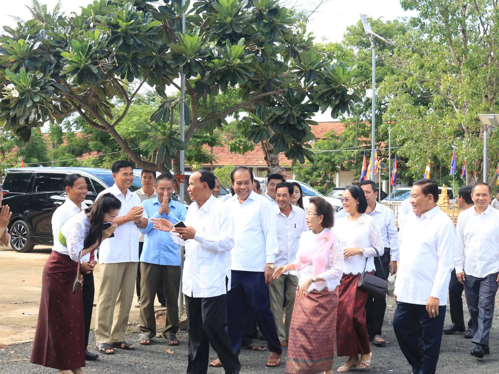 លោកជំទាវបណ្ឌិត អ៊ុក ម៉ាលី ឯកឧត្តមបណ្ឌិតសភាចារ្យ ម៉ា ឈឿន និងឯកឧត្ដម​ ជឹម​ លាវ​ បន្តអញ្ជើញប្រគេនទៀនចំណាំព្រះវស្សា​ និងទេយ្យទាន ព្រមទាំងបច្ច័យប្រគេនចំពោះព្រះសង្ឃ ចំនួន៥វត្ត ក្នុងស្រុកជើងព្រៃ ខេត្តកំពង់ចាម​