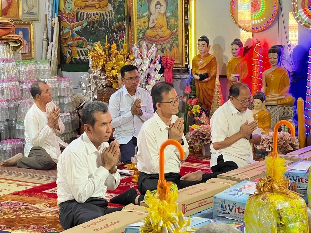ឯកឧត្តម ឈើយ ចាន់ណា អញ្ជើញ​នាំនូវទេយ្យទាន និងបច្ច័យវេរប្រគេនព្រះសង្ឃ គង់ចាំព្រះវស្សា ចំនួន៧វត្ត ក្នុងឃុំស្លក្រាម ស្រុកស្វាយចេក ខេត្ត បន្ទាយមានជ័យ