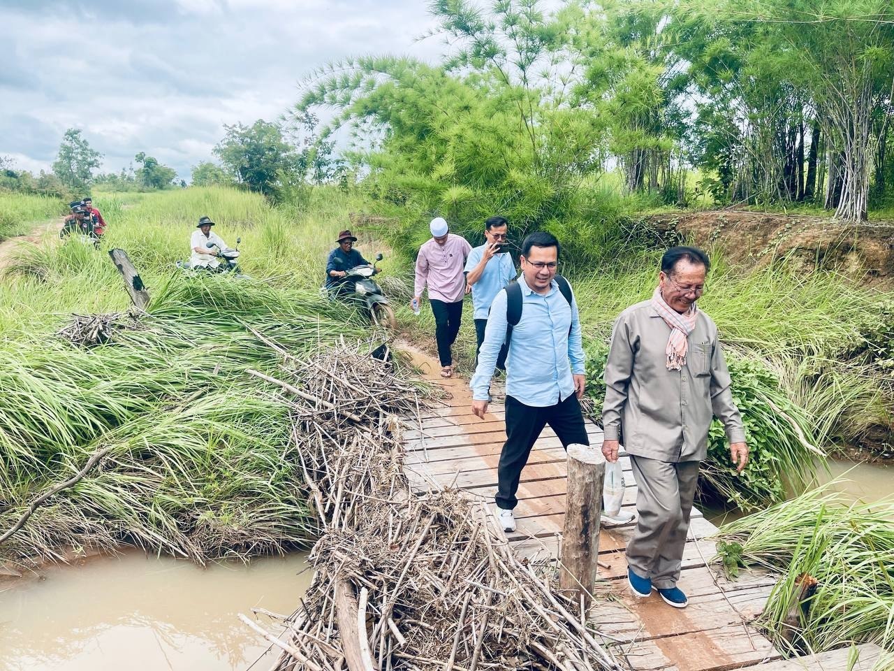 ឯកឧត្ដម សាន់ ឡាទីន អញ្ជើញចុះសួរសុខទុក្ខ និងសំណេះសំណាលជាមួយប្រជាពលរដ្ឋនៅភូមិស្រែបឹង ឃុំរលួសមានជ័យ ស្រុកអូរគ្រៀងសែនជ័យ ខេត្តក្រចេះ