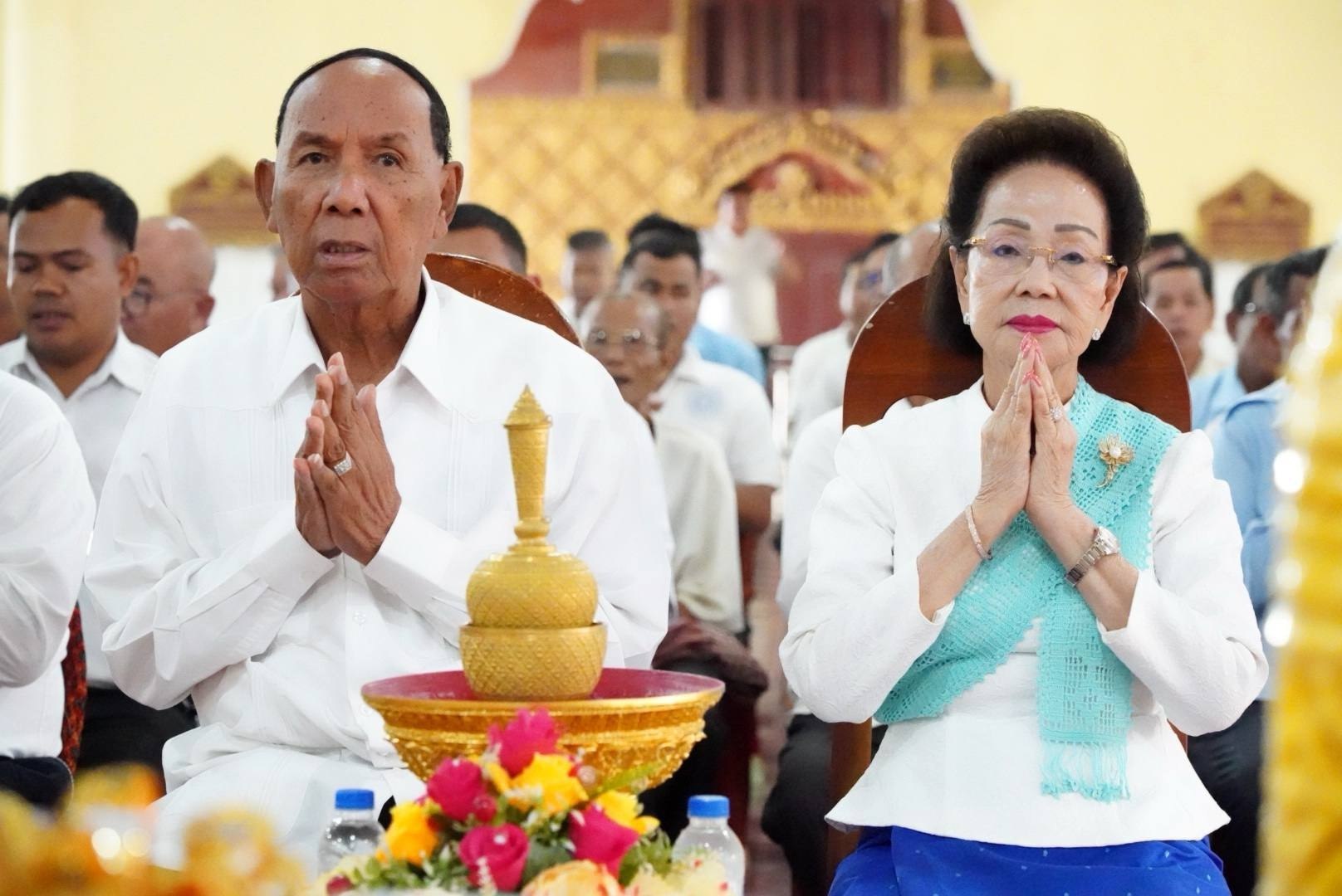 លោកជំទាវបណ្ឌិត អ៊ុក ម៉ាលី និងឯកឧត្តមបណ្ឌិតសភាចារ្យ ម៉ា ឈឿន អញ្ជើញប្រគេនទៀនព្រះវស្សា និងទេយ្យទានវេរប្រគេនព្រះសង្ឃគង់ចាំព្រះវស្សាអស់កាលត្រីមាស នៅតាមវត្ដអារាមចំនួន៥
