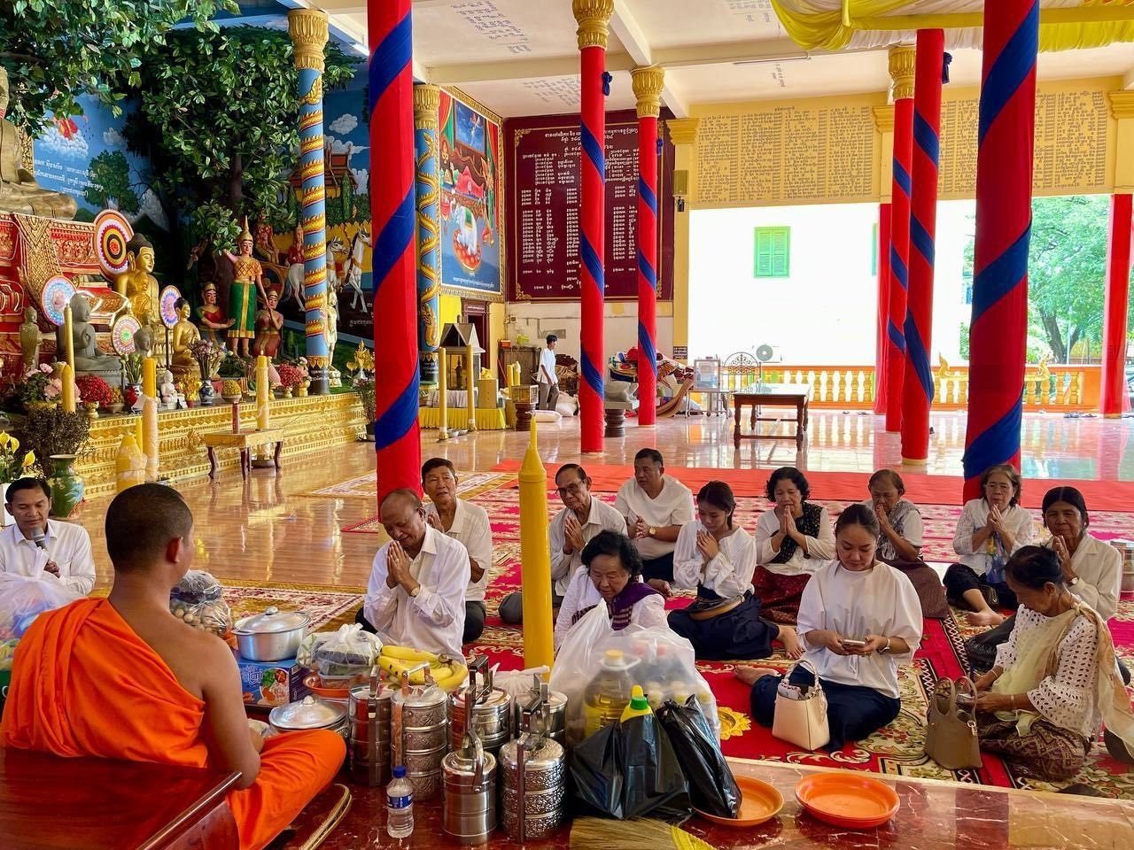 ឯកឧត្តម សាយ បូរិន និងលោកជំទាវ  អញ្ជើញវេរប្រគេនទៀនព្រះវស្សា ទេយ្យទាន និងបច្ច័យ ប្រគេនព្រះសង្ឃ នៅវត្តថ្មទ្រព្យ ខេត្តតាកែវ