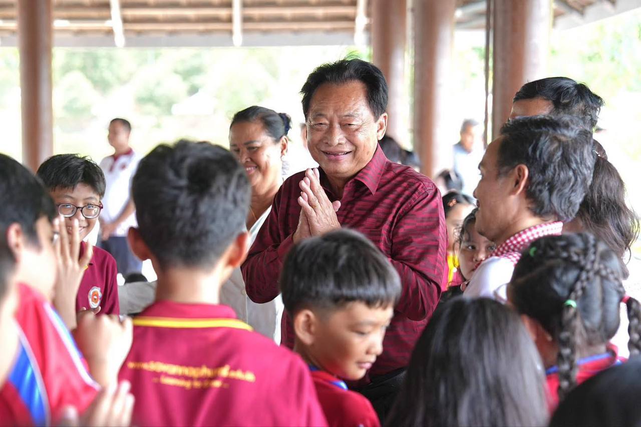 ឯកឧត្តមបណ្ឌិត​ ម៉ុង​ ឫទ្ធី​ និងលោកជំទាវ អញ្ជេីញទទួល​ស្វាគមន៍​ដំណើរ​ទស្សនកិច្ច​របស់លោកគ្រូ​ ​អ្នក​គ្រូ​ និងសិស្សានុសិស្ស​មកពី​សាលារៀនសុវណ្ណាភូមិសាខាទី២៣​រាជធានីភ្នំពេញ