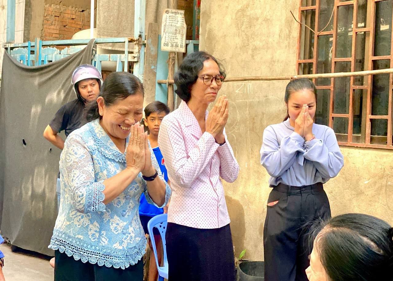 លោកជំទាវ មុំ សណ្តាប់ អញ្ជើញជួបសំណេះសំណាល និងសួរសុខទុក្ខជាមួយចលនានារី ក្នុងសង្កាត់ផ្សារដើមថ្កូវ ខណ្ឌចំការមន រាជធានីភ្នំពេញ