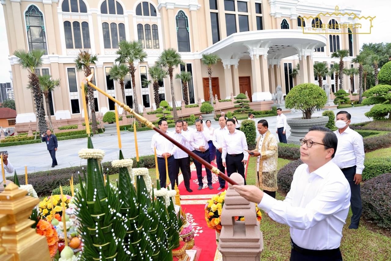 ថ្នាក់ដឹកនាំអគ្គលេខាធិការដ្ឋានព្រឹទ្ធសភា រៀបចំពិធីក្រុងពាលីបួងសួងសុំសេចក្តីសុខ ក្នុងពិធីសម្ពោធ «វិមានសាមគ្គីភាពនៃព្រឹទ្ធសភា»