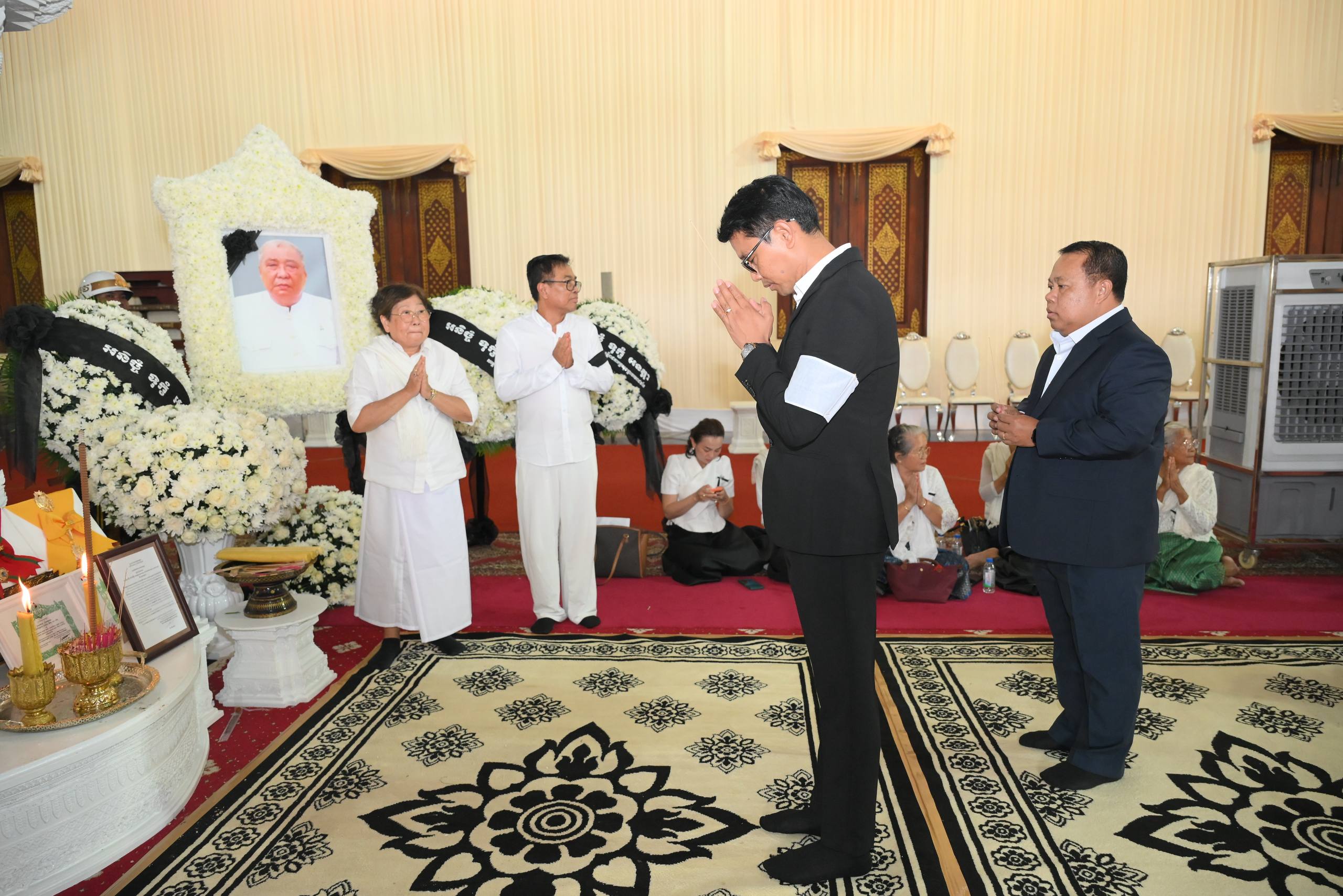 ឯកឧត្តម កែវ សុម៉ាលី នាយករងខុទ្ទកាល័យសម្តេចតេជោប្រធានព្រឹទ្ធសភា អញ្ជើញគោរពវិញ្ញាណក្ខន្ធសព ឯកឧត្តម អ៊ុ ដារ៉ាវុធ