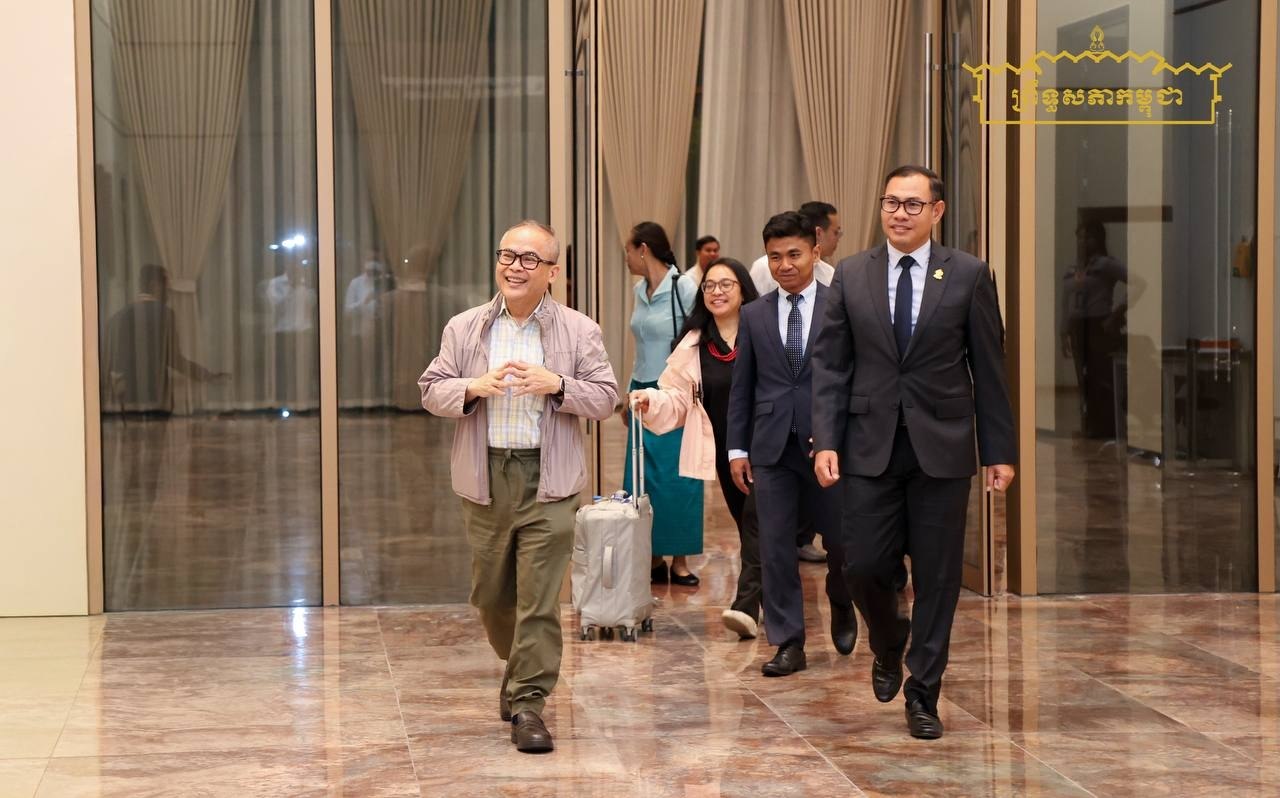ឯកឧត្តម ស្លេះ ពុនយ៉ាមុីន អញ្ជើញជូនដំណើរឯកឧត្តមបណ្ឌិតអគ្គលេខាធិការ AIPA ធ្វើមាតុភូមិនិវត្តន៍ បន្ទាប់ពីបញ្ចប់បេសកកម្ម ចូលរួមសន្និសីទ ISC-2 នៅកម្ពុជា