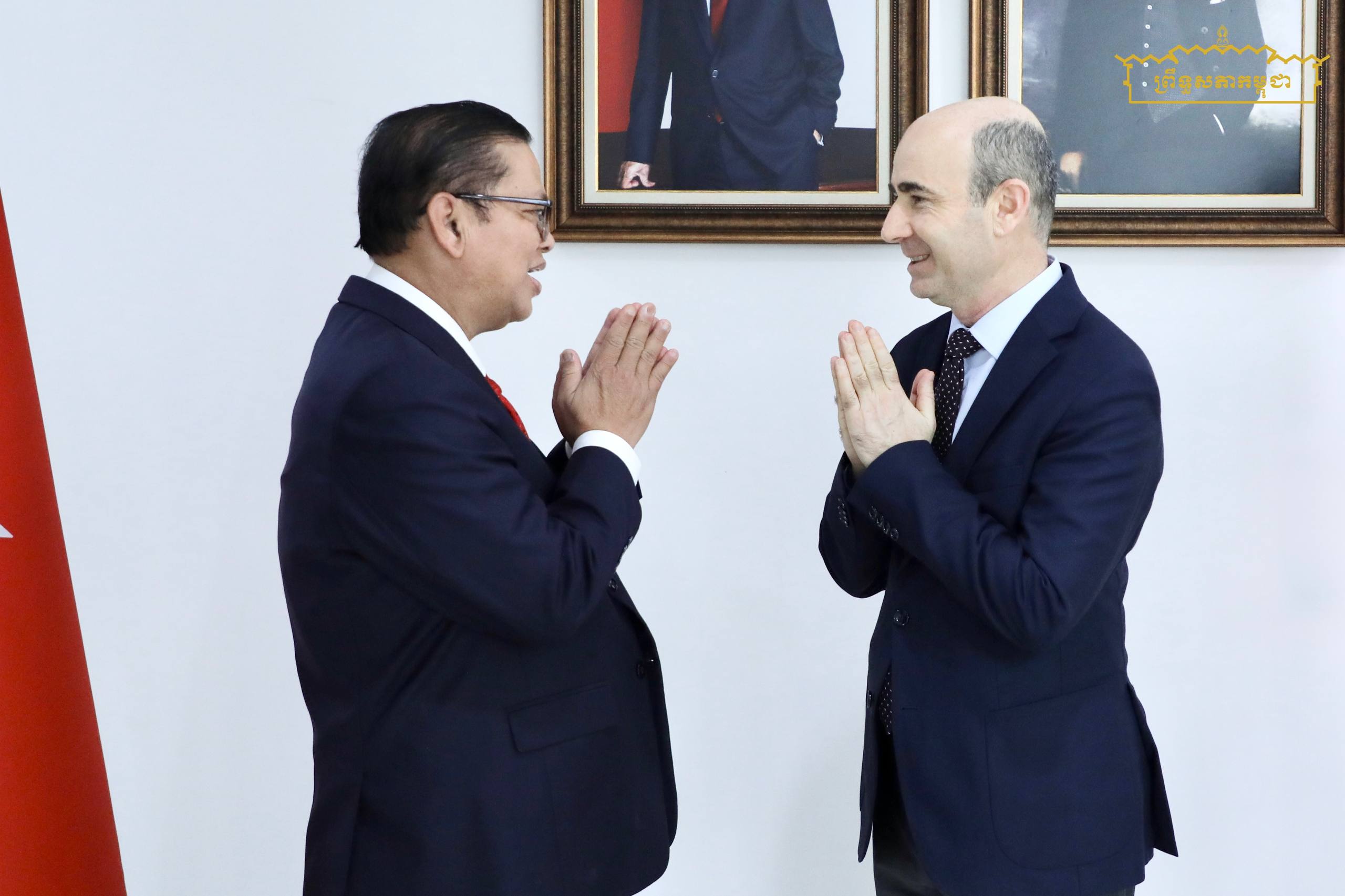 ឯកឧត្តម ឆាយ វណ្ណា ជួបពិភាក្សាការងារជាមួយឯកឧត្តម មេតសុត អុដ្ឋចាន ឯកឧត្តមអគ្គរដ្ឋទូតសាធារណរដ្ឋតួកគីយ៉េប្រចាំនៅព្រះរាជាណាចក្រកម្ពុជា