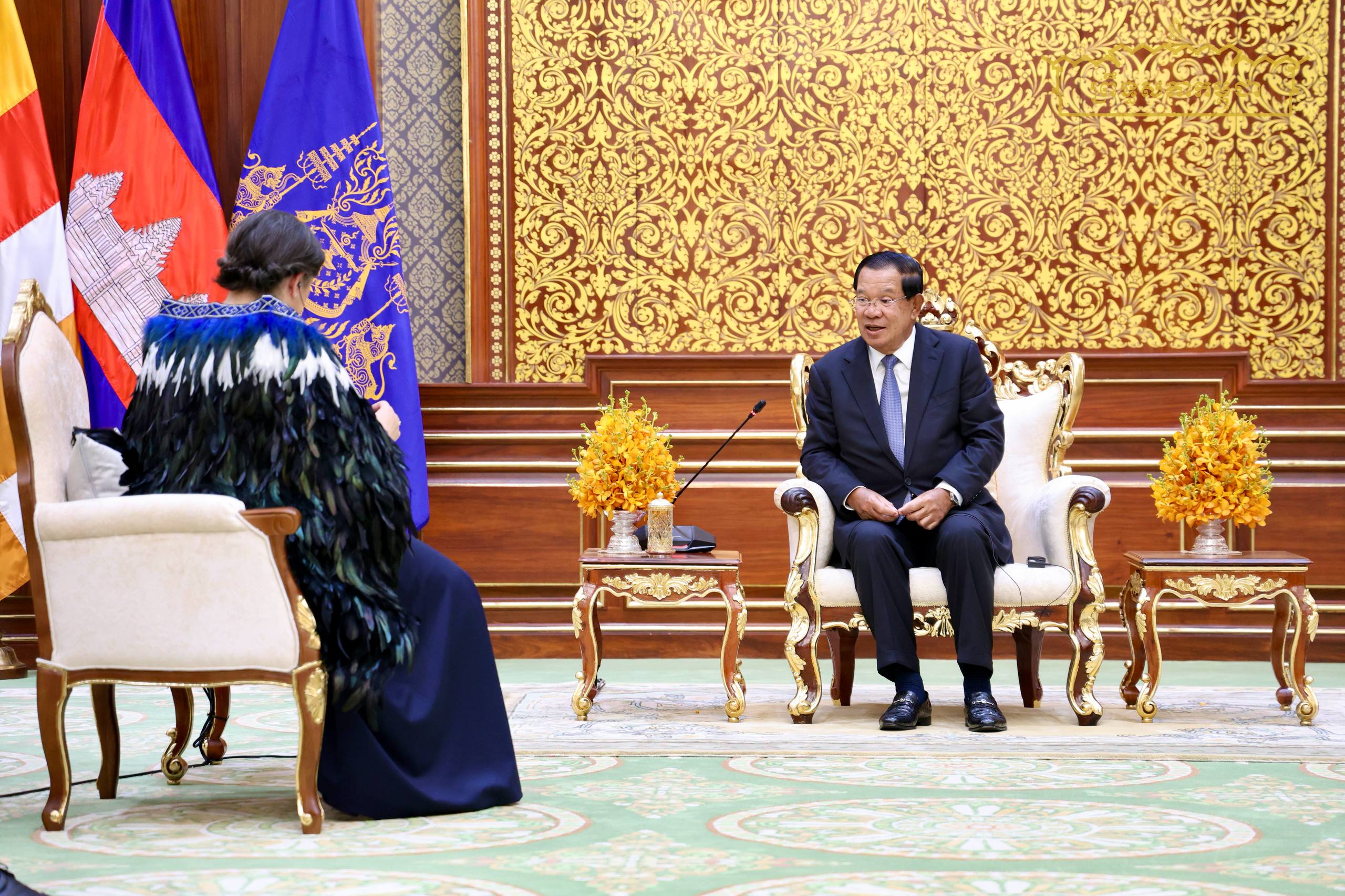 សម្តេចតេជោ ហ៊ុន សែន អនុញ្ញាតឱ្យលោកជំទាវឯកអគ្គរដ្ឋទូតនូវែលសេឡង់ ប្រចាំកម្ពុជា ចូលជូនសារតាំង និងសម្តែងការគួរសម