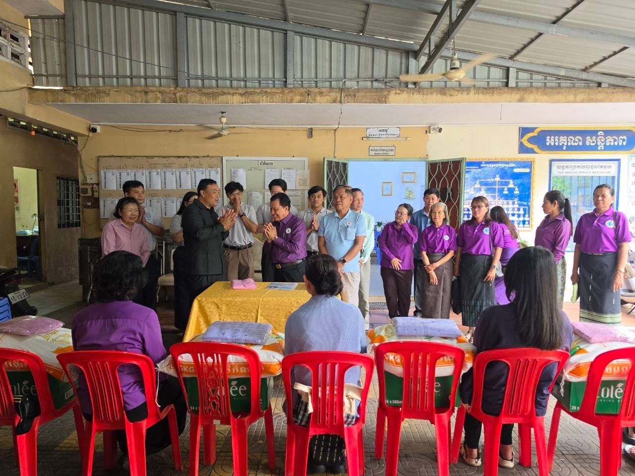 ឯកឧត្តម ម៉ាន់ ឈឿន អញ្ជើញចុះជួបសំណេះសំណាលសួរសុខទុក្ខជាមួយប្រជាពលរដ្ឋមកពីសង្កាត់ទាំង៥ នៃខណ្ឌទួលគោក ចំនួន១០គ្រួសារ