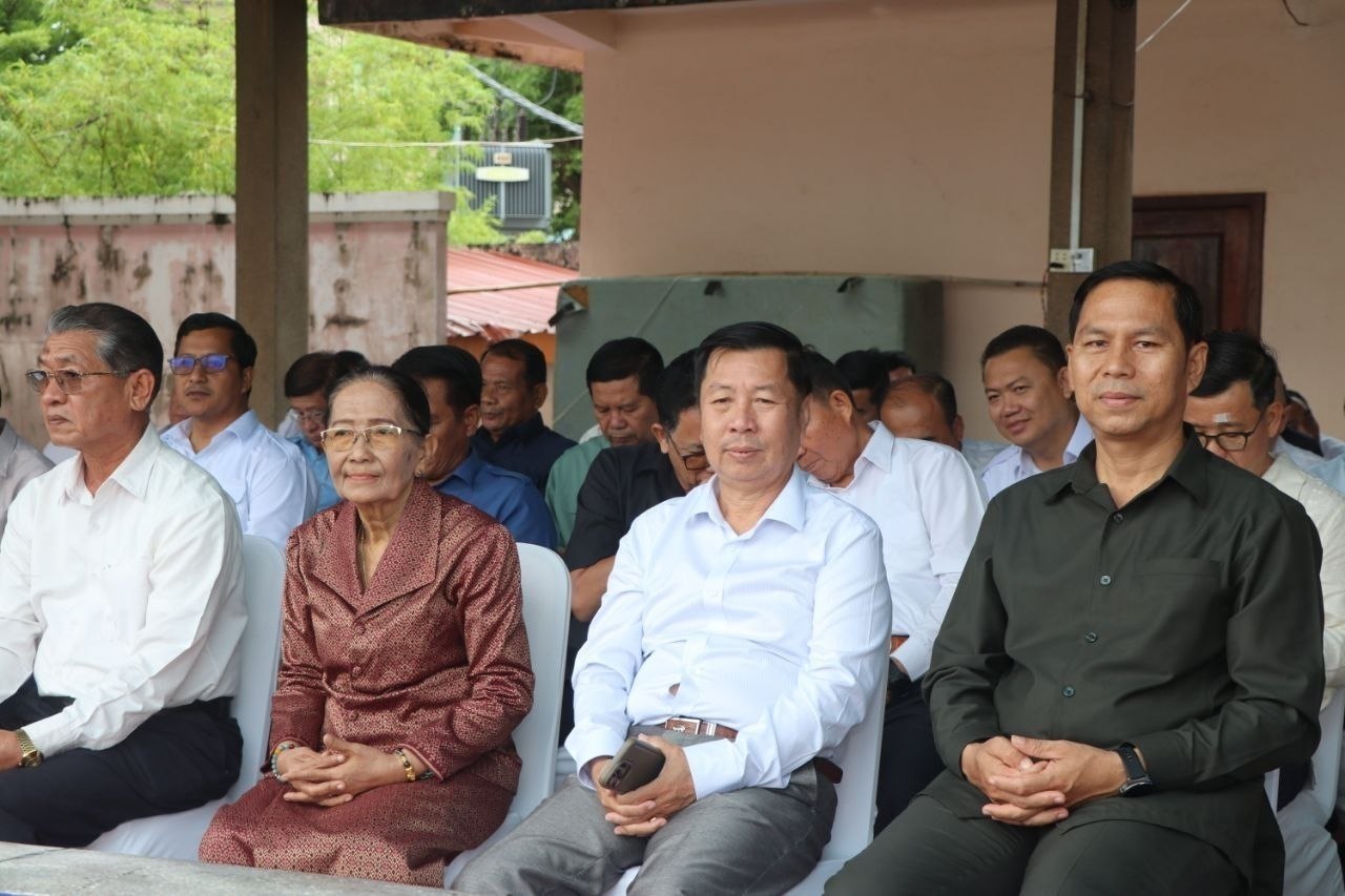 ឯកឧត្តម លី សារី និងលោកជំទាវ កង សៅរ៍ធន អញ្ជើញចូលរួមពិធីសំណេះសំណាល និងផ្តល់រង្វាន់ជូនសិស្សជាប់បាក់ឌុប និទ្ទេសA ទាំង ៦២នាក់ នៅខេត្តកំព