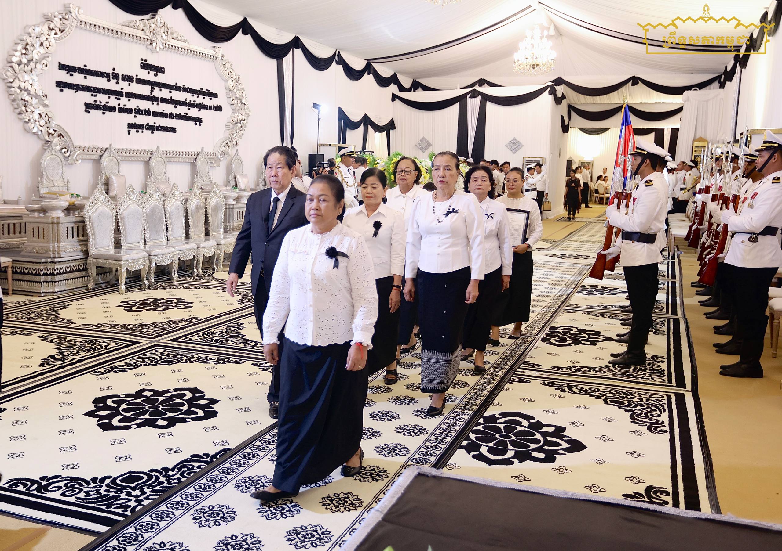 ក្រុមសមាជិកាព្រឹទ្ធសភា អញ្ជើញគោរពវិញ្ញាណក្ខន្ធសពឯកឧត្តមបណ្ឌិតសភាចារ្យ ច័ន្ទ សារុន