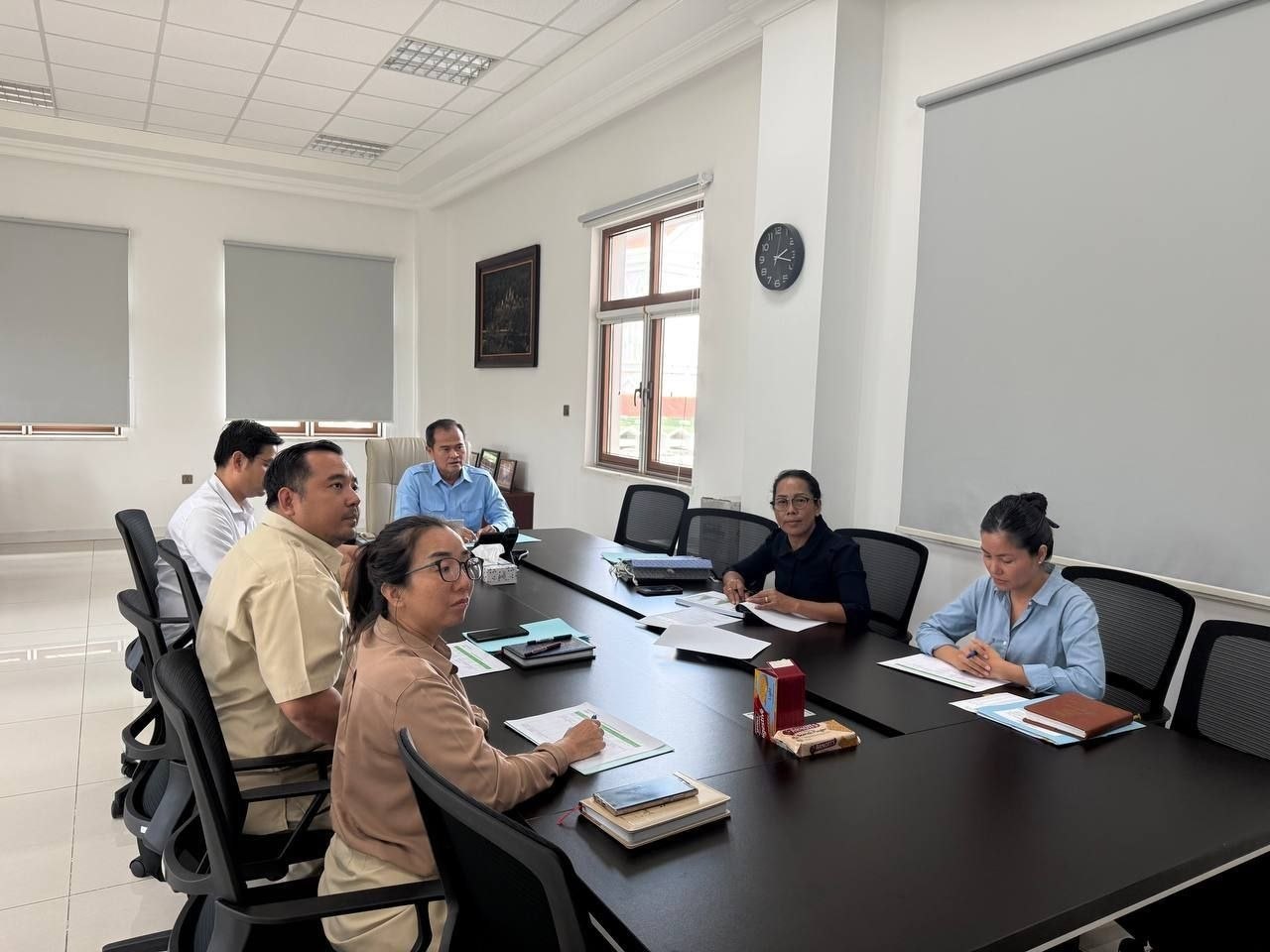 ឯកឧត្តម អោក បូរ៉ា អញ្ជើញចូលរួមកិច្ចប្រជុំពិភាក្សាលើវឌ្ឍនភាពផែនការសកម្មភាព (MAP) ប្រចាំត្រីមាសទី៣ និង សេចក្តីព្រាងលទ្ធផលគន្លឹះ (Output) ក្នុងឆ្នាំ២០២៧  របស់អគ្គលេខាធិការដ្ឋានព្រឹទ្ធសភា ក្រោមកម្មវិធីកែទម្រង់ការគ្រប់គ្រងហិរញ្ញវត្ថុសាធារណៈ តាមប្រព័ន្ធ Zoom