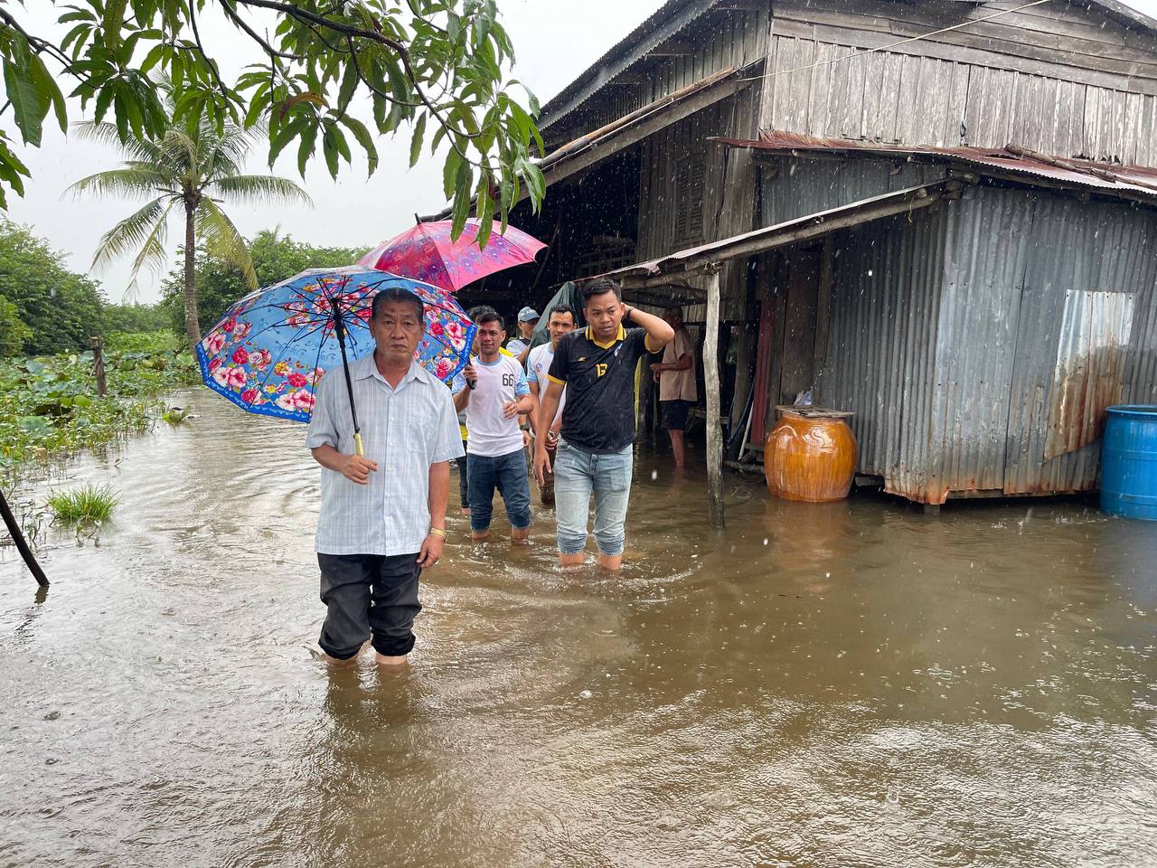 ឯកឧត្តម លី សារី អញ្ជើញជាកិត្តិយសក្នុងពិធីប្រគល់អំណោយជូនប្រជាពលរដ្ឋមានជីវភាពលំបាកចំនួន២គ្រួសារ នៅស្រុកទឹកឈូ និងក្រុងកំពត ខេត្តកំពត