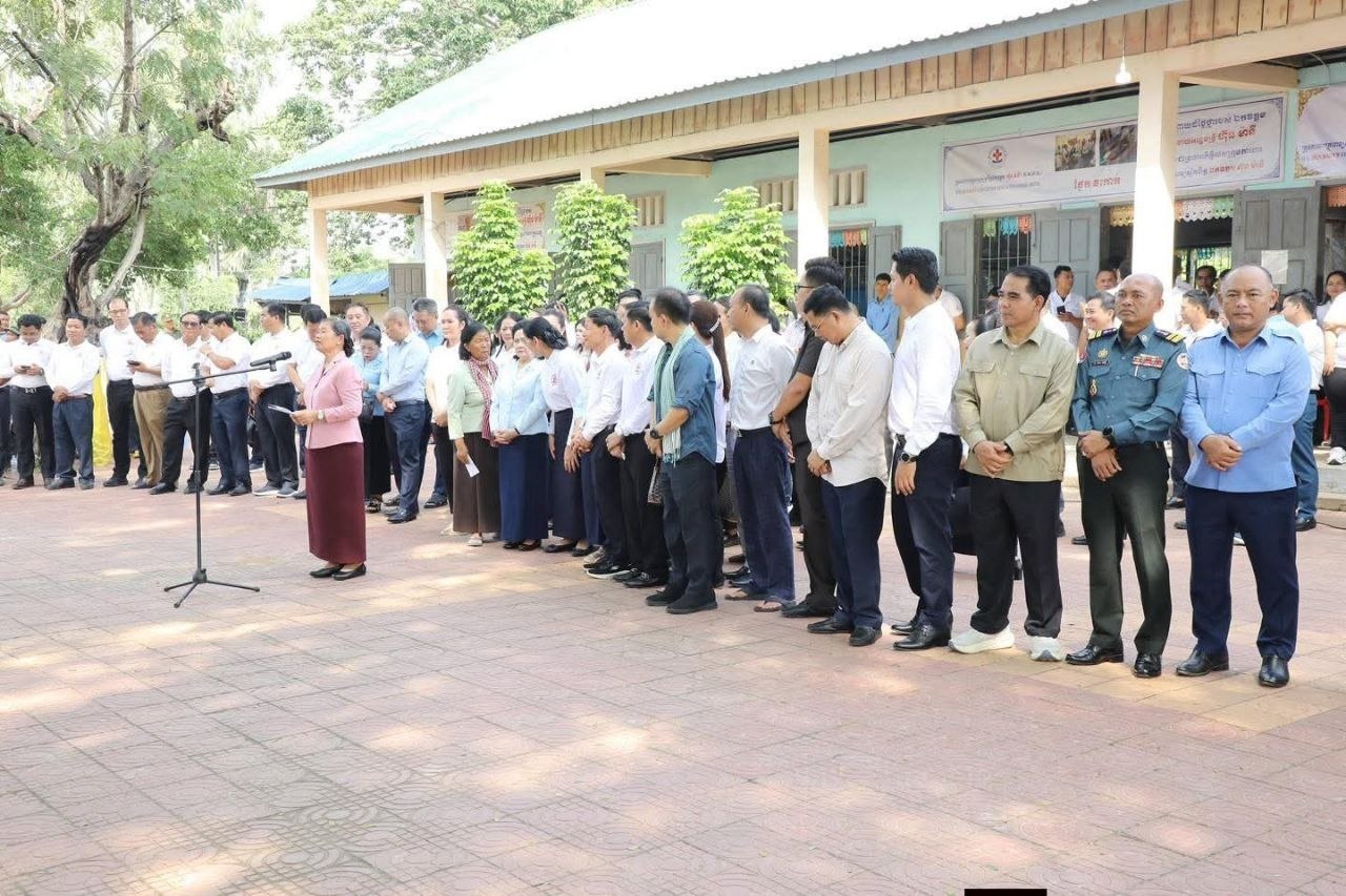 ឯកឧត្តម ម៉ែន ស៊ីផាន់ និងឯកឧត្តមបណ្ឌិត គឹម ធា អញ្ជើញចូលរួមក្នុងពិធីសំណេះសំណាលជាមួយក្រុមគ្រូពេទ្យស្ម័គ្រចិត្ត ចុះពិនិត្យ ព្យាបាលជំងឺ និងផ្តល់ការអប់រំសុខភាព ជូនប្រជាពលរដ្ឋដោយឥតគិតថ្លៃ ក្នុងខេត្តស្វាយរៀង