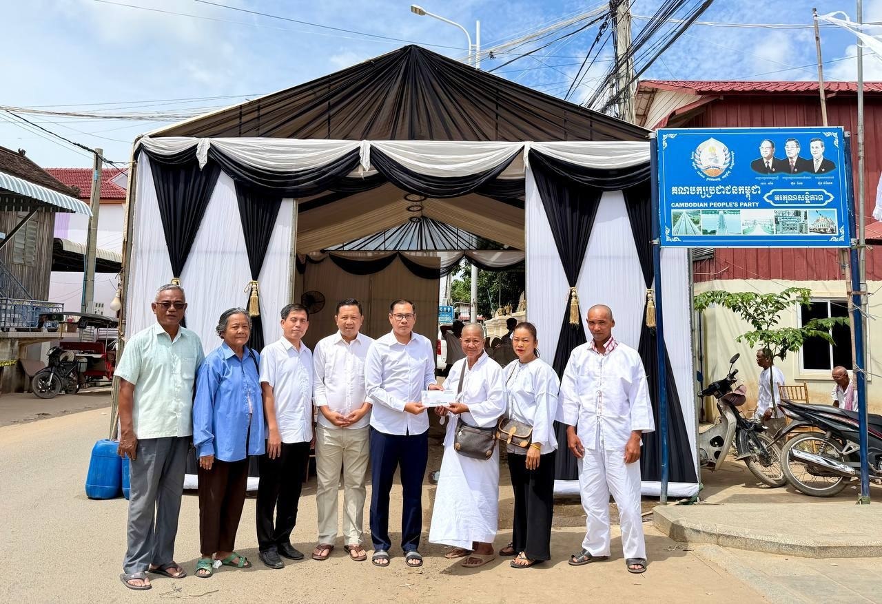 ឯកឧត្តម ស្លេះ ពុនយ៉ាមុីន ដឹកនាំក្រុមការងារចូលរួមរំលែកមរណទុក្ខក្រុមគ្រួសារសពលោកតា សឹក ងន់ នៅខេត្ត​កំពង់ចាម​