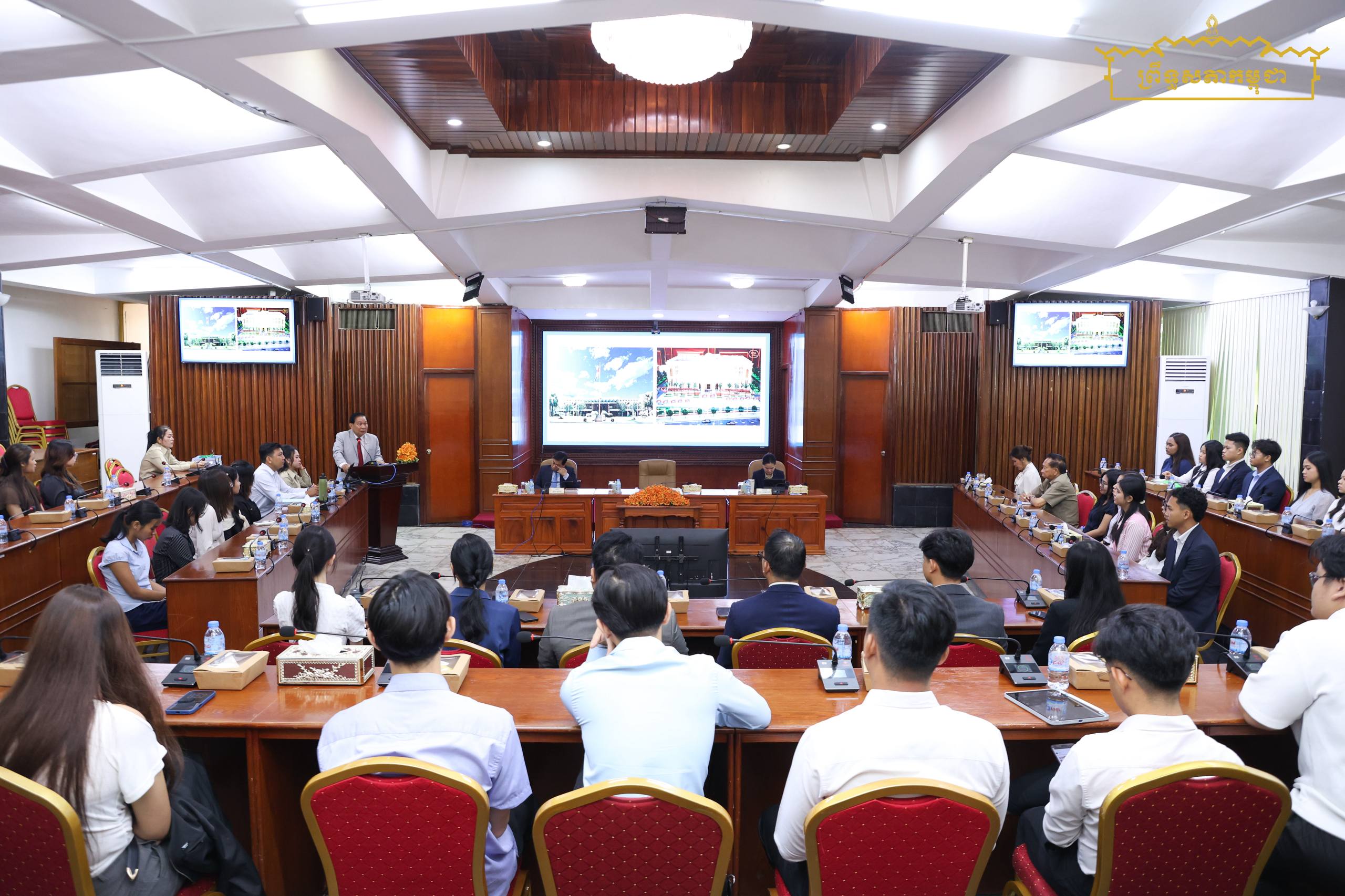 ឯកឧត្តម ម៉ម ប៊ុននាង ទទួលស្វាគមន៍សាស្រ្តាចារ្យ និងនិស្សិតនៃសាកលវិទ្យាល័យជាតិគ្រប់គ្រង មកបំពេញទស្សនកិច្ចសិក្សា និងស្វែងយល់អំពីព្រឹទ្ធសភា
