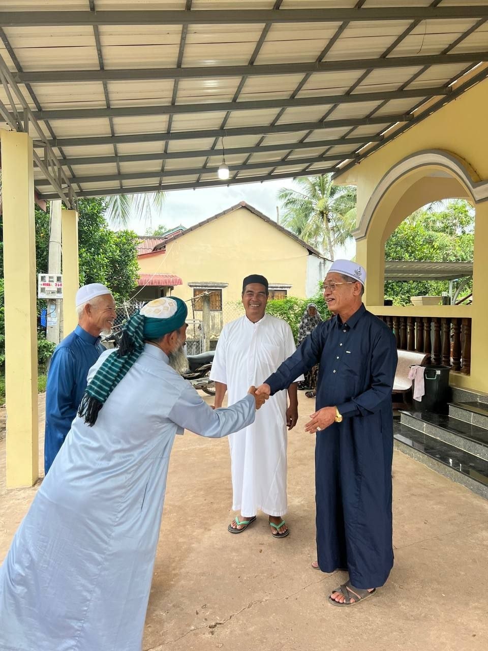 ឯកឧត្តម លី សារី អញ្ជើញចុះសួរសុខទុក្ខថ្នាក់ដឹកនាំ និងប្រជាពលរដ្ឋ ព្រមទាំងចូលរួមគោរពវិញ្ញាណក្ខន្ធសពប្រជាពលរដ្ឋ នៅក្នុងភូមិតាដឹប សង្កាត់អណ្ដូងខ្មែរ ក្រុងកំពត