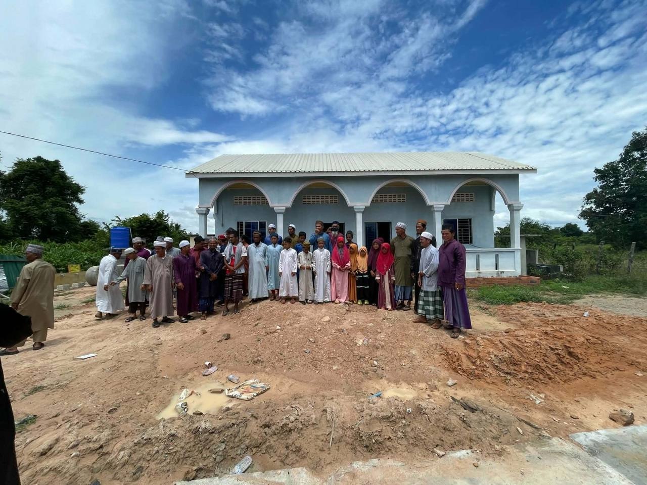 លោកជំទាវ ម៉ាណ ណាវី ឧបត្ថម្ភថវិកាដល់សាលាម៉ៃយុាំ ចំនួន២០០.០០០រៀល ដើម្បីចាក់បេតុងក្នុងបរិវេណសាលា
