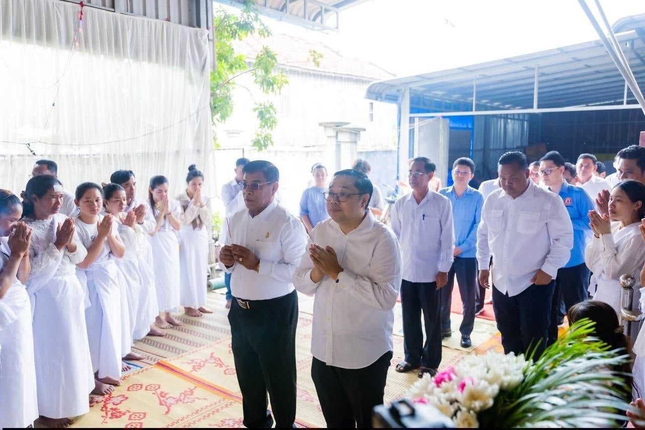 ឯកឧត្តម អ៊ុន វណ្ណា អញ្ជេីញគោរពវិញ្ញាណក្ខន្ធសពលោក ឃន សុខេង មេឃុំបានកាម ស្រុកព្រៃកប្បាស ខេត្តតាកែវ