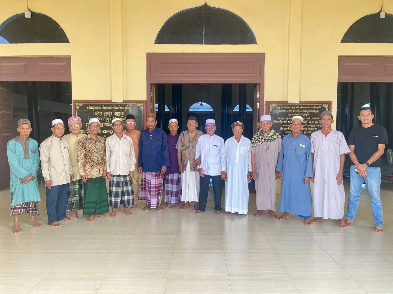 ឯកឧត្តម សាន់ ឡាទីន អញ្ជើញចូលរួមគោរពវិញ្ញាណក្ខន្ធសពប្រជាពលរដ្ឋខ្មែរអ៊ិស្លាម នៅភូមិពង្រ ឃុំពង្រ ស្រុកឆ្លូង ខេត្តក្រចេះ