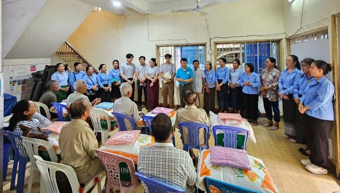 ឯកឧត្តម ម៉ាន់ ឈឿន អញ្ជើញជួបសំណេះសំណាលសួរសុខទុក្ខលោកមេភូមិ ចំនួន១២នាក់ នៃសង្កាត់ទាំង៦ ខណ្ឌទួលគោក រាជធានីភ្នំពេញ