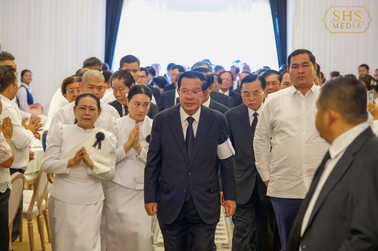 សម្តេចតេជោ ប្រមុខរដ្ឋស្ដីទី អញ្ជើញគោរពវិញ្ញាណក្ខន្ធសព ឯកឧត្តម បណ្ឌិតសភាចារ្យ ច័ន្ទ សារុន