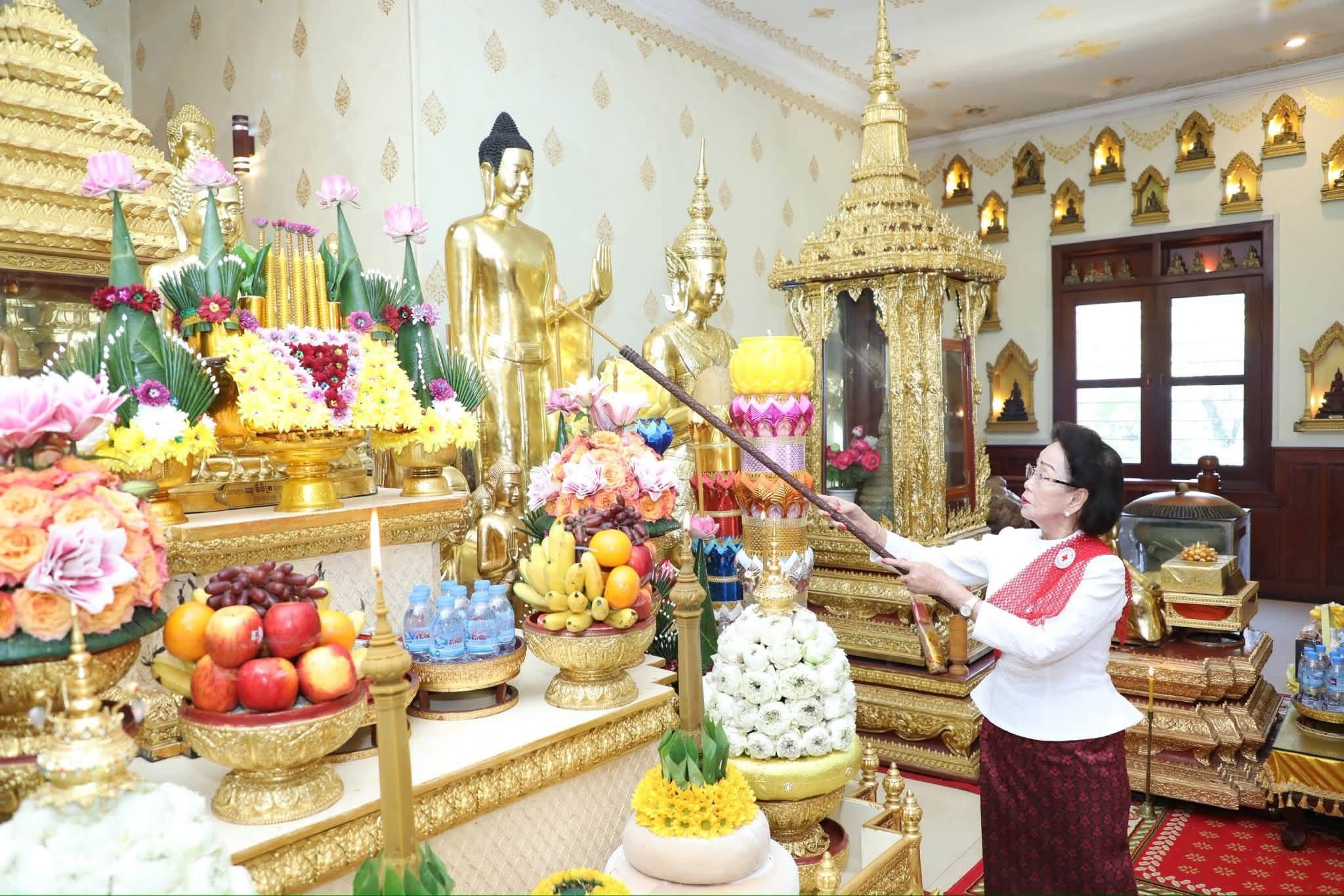 លោកជំទាវបណ្ឌិត អ៊ុក ម៉ាលី អញ្ជើញនាំយកទេយ្យវត្ថុ គ្រឿងអត្ថបរិក្ខា និងបច្ច័យ ទៅវេរប្រគេនចំពោះ ព្រះសិរីវិសុទ្ធិ បណ្ឌិត​ វ័ន្ត វណ្ណោ