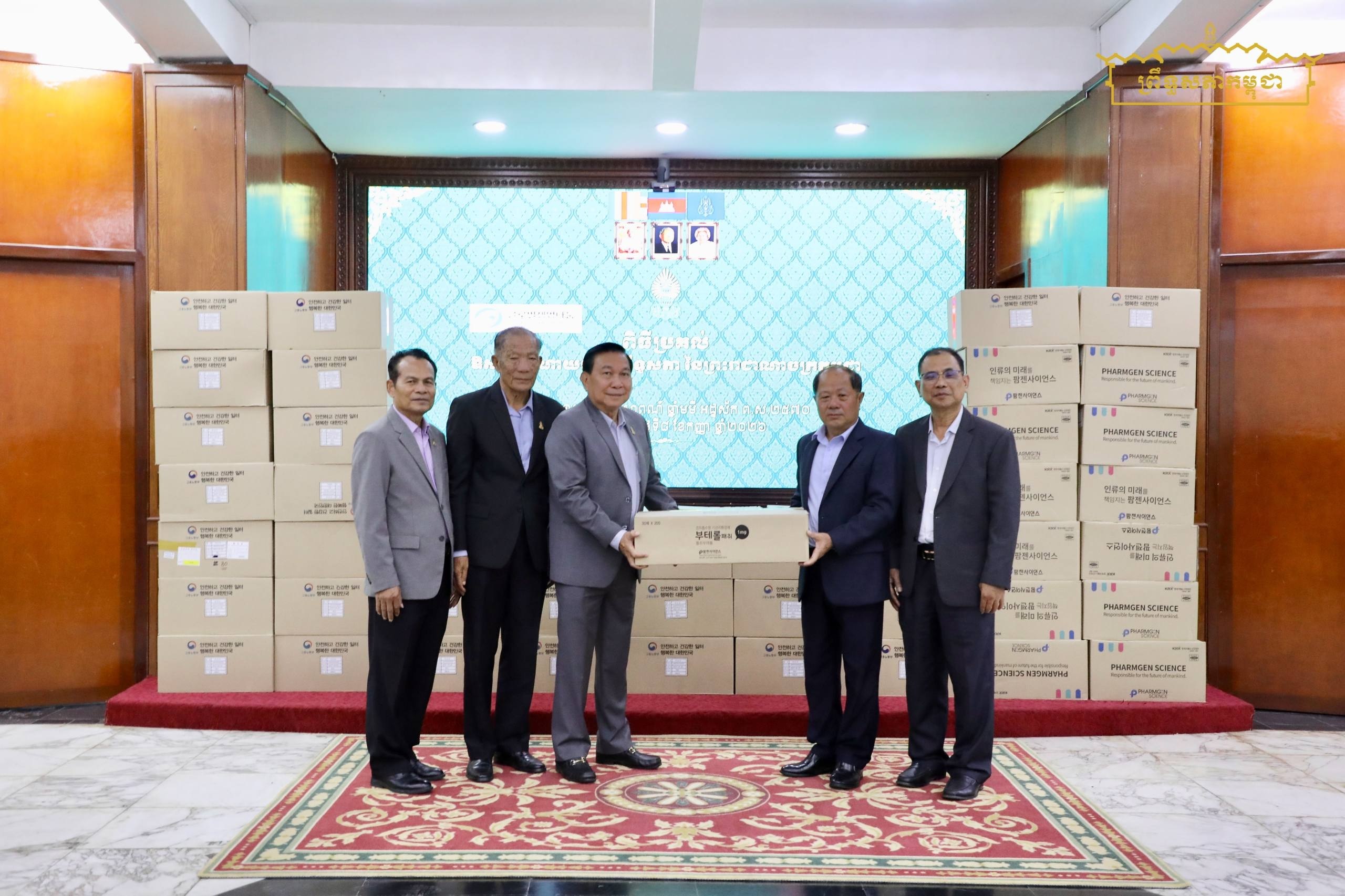 គណៈកម្មការទី១០ ព្រឹទ្ធសភា ប្រគល់អំណោយមនុស្សធម៌របស់ព្រឹទ្ធសភា ក្នុងទំហំទឹកប្រាក់ជាង ហាសិបម៉ឺនដុល្លារអាម៉េរិក ជូនមន្ទីរពេទ្យបង្អែកស្រុកក្រូចឆ្មារ និងស្រុកស្រីសន្ធរ