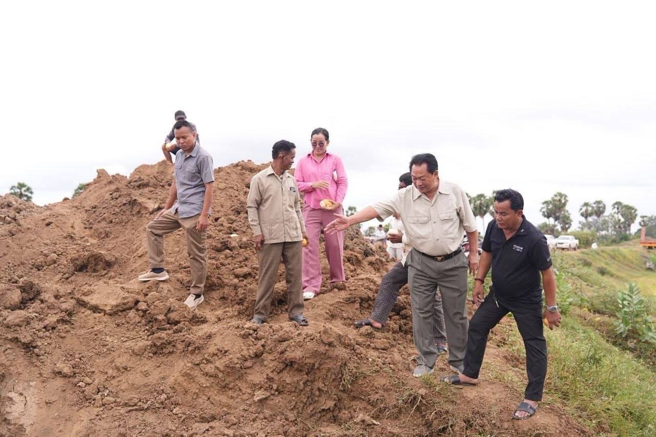 ឯកឧត្តមបណ្ឌិត​ ម៉ុង​ ឫទ្ធី ចាត់ក្រុមការងារគ្រឿងចក្រ​ និងយកទុយោជ័រជីក​បង្កប់​បង្ហូរ​ទឹក​ទៅជួយសង្គ្រោះស្រូវ​ជួប​គ្រោះ​រាំងស្ងួត​នៅក្នុងឃុំសែនដី​ ស្រុកសំរោងទង ខេត្តកំពង់ស្ពឺ
