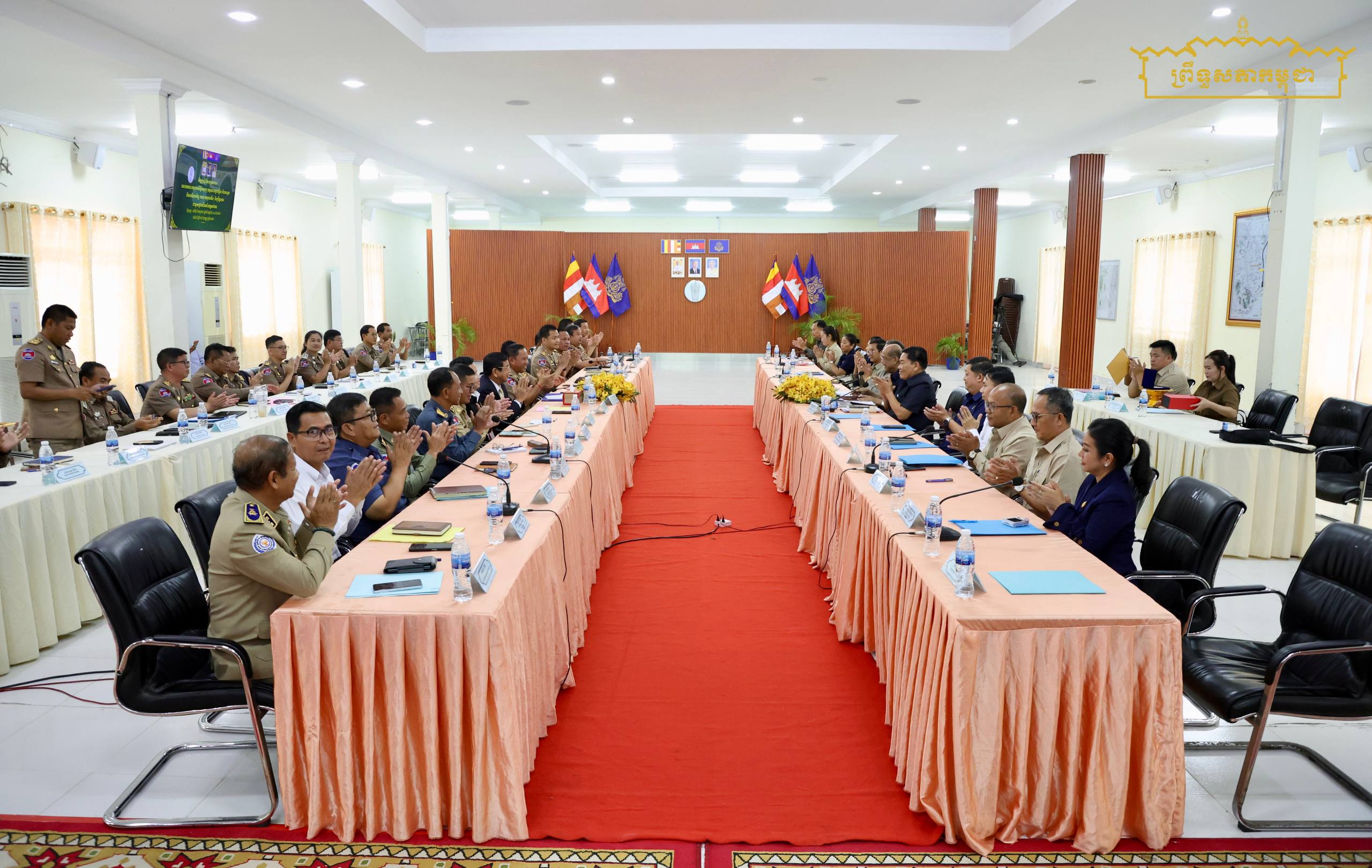 ឯកឧត្តម ងី ច័ន្ទ្រផល ដឹកនាំគណៈប្រតិភូគណៈកម្មការទី១ព្រឹទ្ធសភាចុះពិភាក្សាការងារនិងពិនិត្យស្ថានភាពសិទ្ធិមនុស្សនៅខេត្តតាកែវ