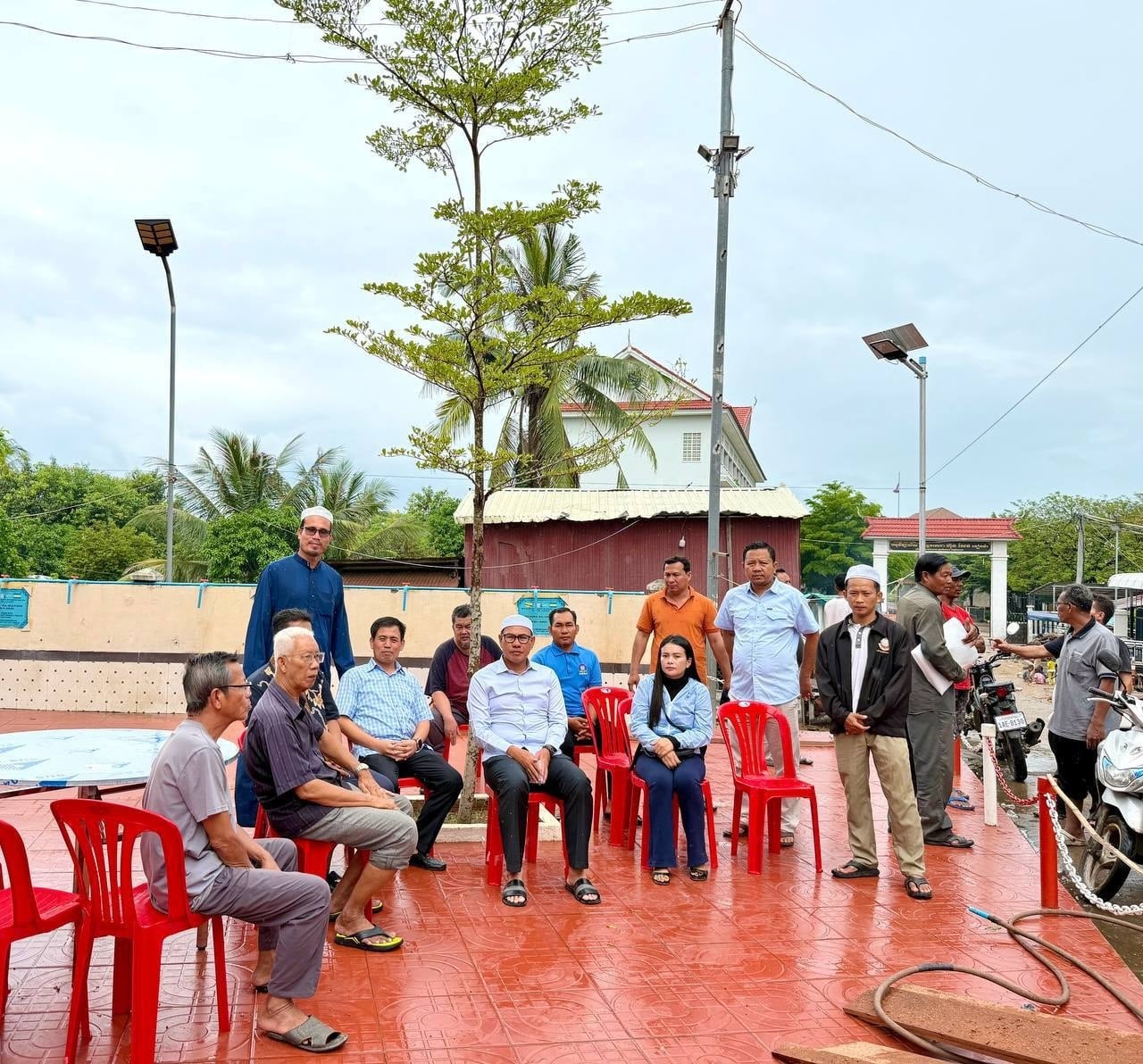 ឯកឧត្តម ស្លេះ ពុនយ៉ាមុីន ដឹកនាំក្រុមការងារចូលរួមរំលែកមរណទុក្ខក្រុមគ្រួសារសពលោក សែត ហូសេន នៅខេត្តកំពង់ចាម