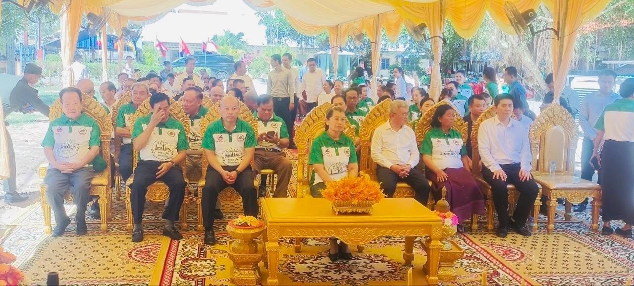 ឯកឧត្តម អ៊ុ សារឹទ្ធ ឯកឧត្តម ម៉ែន ស៊ីផាន់ និងឯកឧត្តមបណ្ឌិត គឹម ធា អញ្ជើញចូលរួមពិធីដាំកូនឈើ និងពិធីបញ្ចុះបឋមសិលាសាងសង់អគារសិក្សា នៅខេត្តស្វាយរៀង