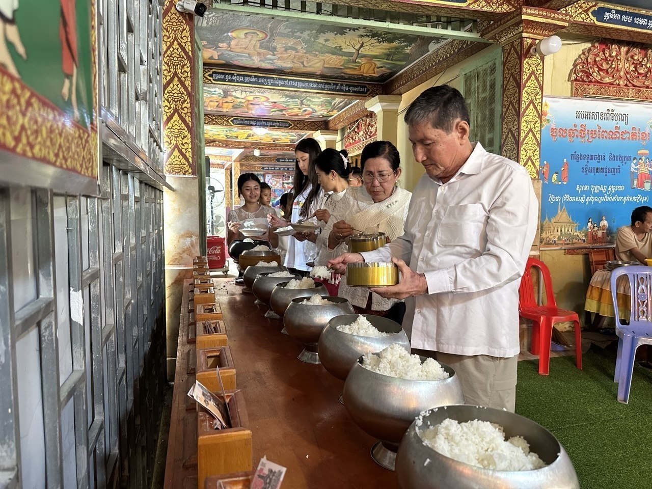 លោកជំទាវ ចឹក ហេង អញ្ជើញចូលរួមកាន់បិណ្ឌទី១ នៅវត្តវេឡុការ៉ាម ហៅវត្ត ព្រែកឫស្សី នៅក្រុងតាខ្មៅ ខេត្តកណ្តាល