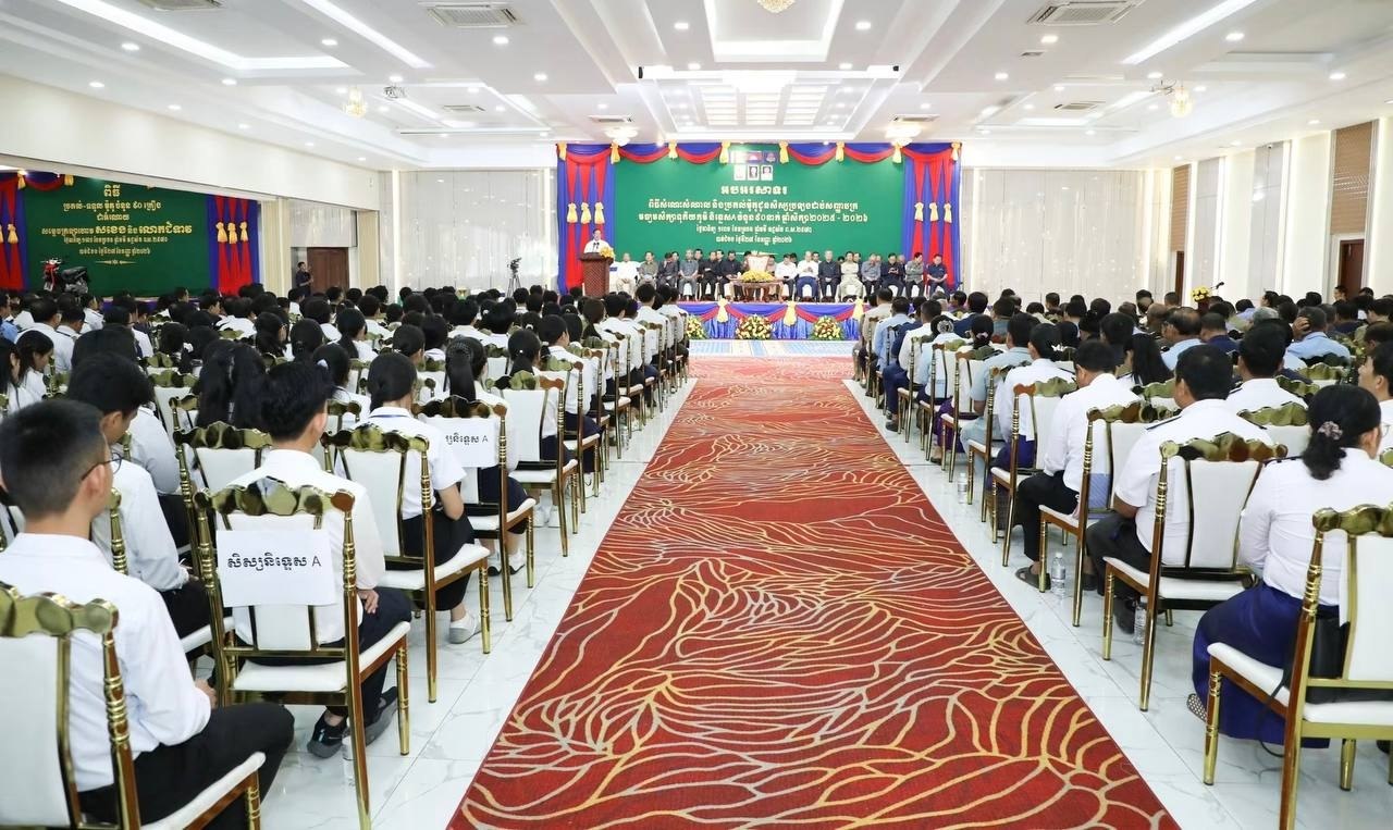 ក្រុមសមាជិកព្រឹទ្ធសភាប្រចាំភូមិភាគទី៤ អញ្ជើញចូលរួមក្នុងពិធីជួបសំណេះសំណាល និងចែករង្វាន់ម៉ូតូជូនសិស្សនិទ្ទេសA នៅខេត្តបាត់ដំបង
