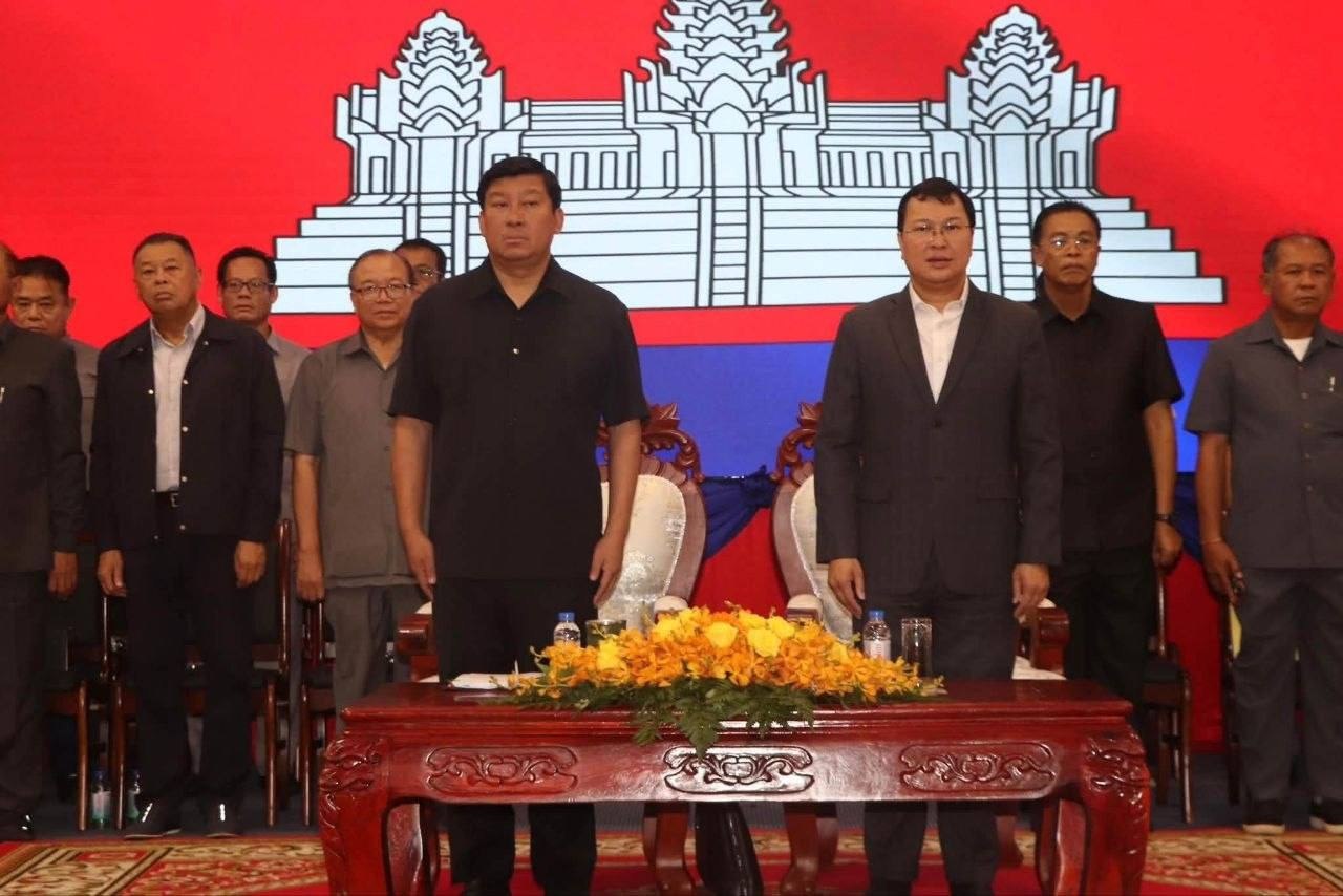ឯកឧត្តម អន ស៊ុ និងឯកឧត្ដម ឈើយ ចាន់ណា អញ្ជើញចូលរួមពិធីចែកវិញ្ញាបនបត្រសម្គាស់អចលនវត្ថុបញ្ចប់ក្នុងក្រុងសិរីសោភ័ណ និងស្រកមង្គលបូរី