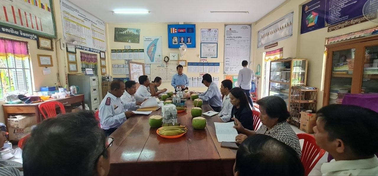 ឯកឧត្តម ម៉ាន់ ឈឿន ដឹកនាំ​ក្រុមការងារចុះ​ពិនិត្យទីតាំង​អគារ​សិក្សា​ចាស់​​​ដែលបានរុះរើ នៅ​សាលា​បឋម​សិក្សា​កោះ​ដាច់