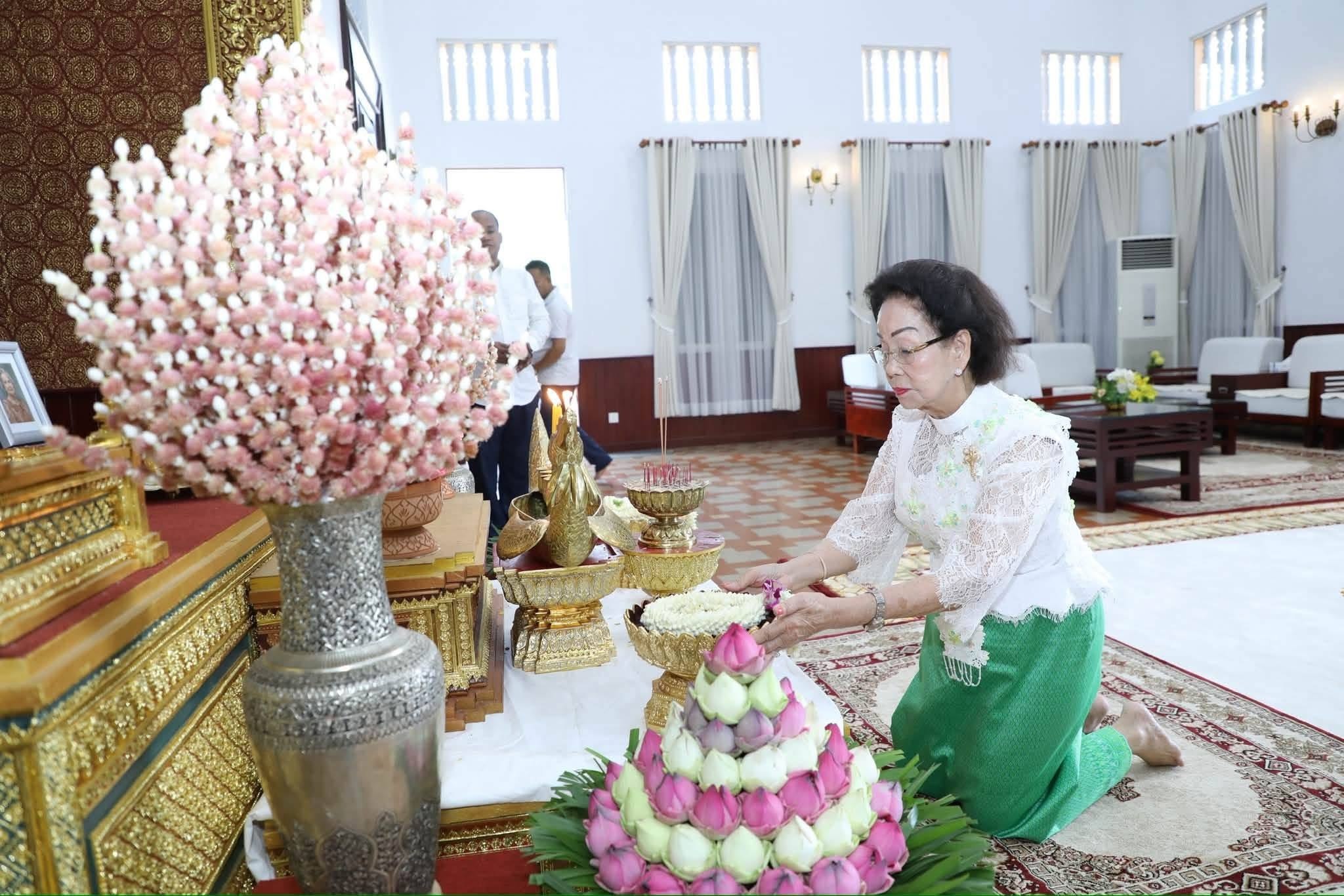 លោកជំទាវបណ្ឌិត អ៊ុក ម៉ាលី អញ្ជើញនាំយកទេយ្យវត្ថុ និងបច្ច័យរបស់សម្តេចកិត្តិព្រឹទ្ធបណ្ឌិត ទៅវេរប្រគេនចំពោះសម្តេចព្រះមហាអរិយវង្ស បណ្ឌិត យ៉ន សេងយៀត